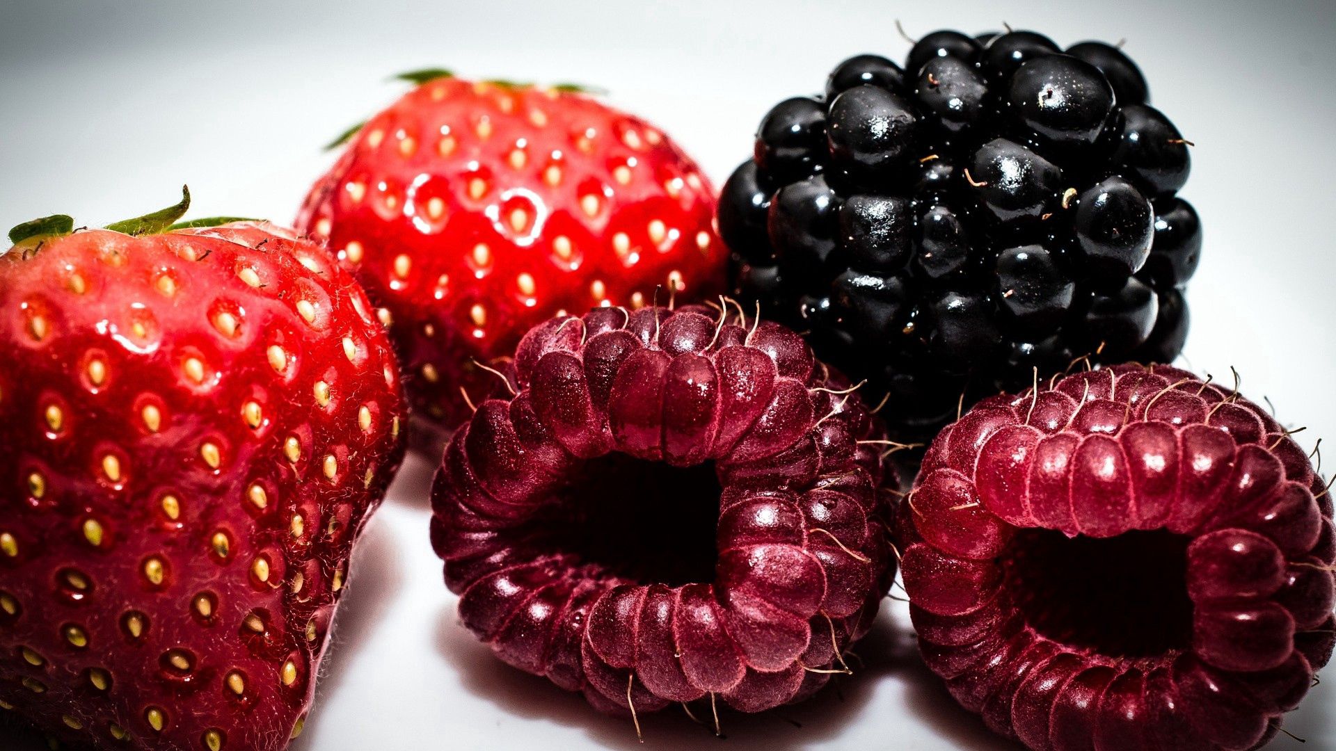 Handy-Wallpaper Himbeere, Berries, Blackberry, Makro, Erdbeere kostenlos herunterladen.