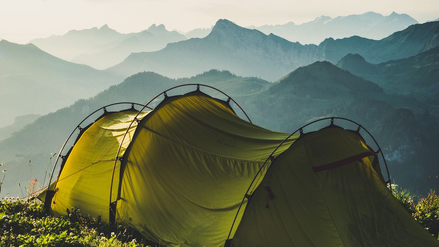 Mountains camping. Тибетская палатка. Палатка Ronin Camp. Туристическая палатка на природе. Палатка в горах.