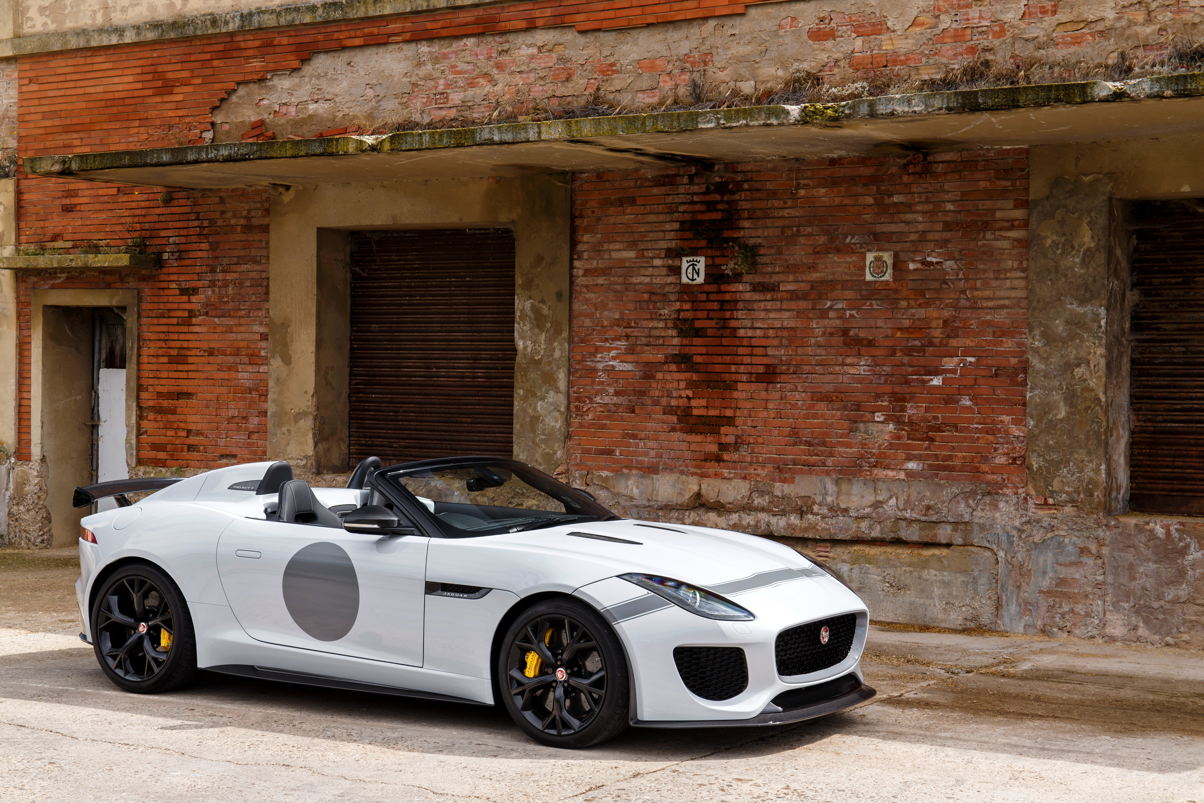 White type. Jaguar f Type 4k. Jaguar f-Type White 4k. Машина на кирпичах. Белая машина кирпич фотосессия.