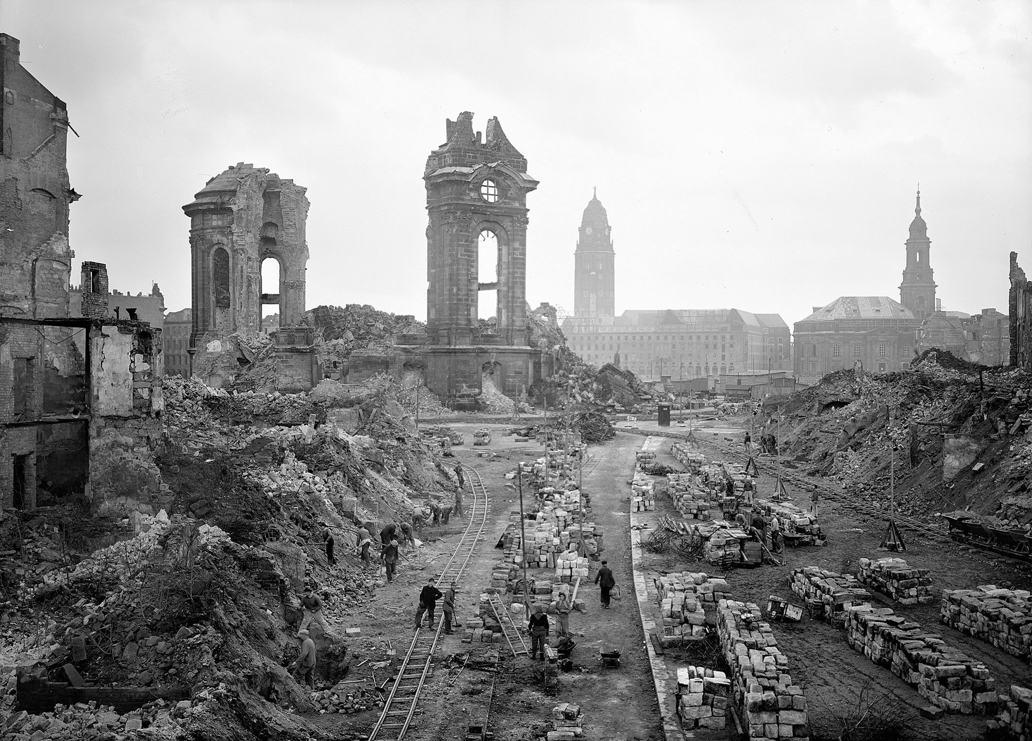 Немецкие города времен великой отечественной. Бомбардировка Дрездена. Дрезден Фрауэнкирхе 1945. Дрезден после бомбардировки 1945.