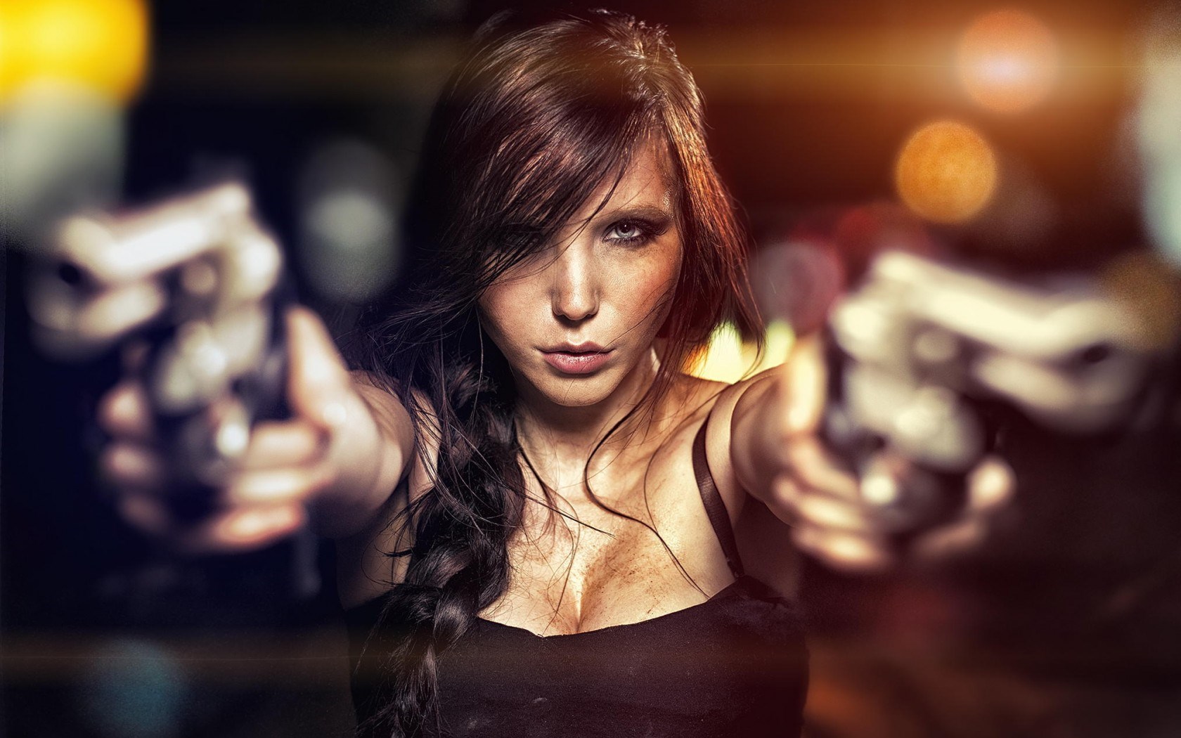 Красивая девушка с пистолетом