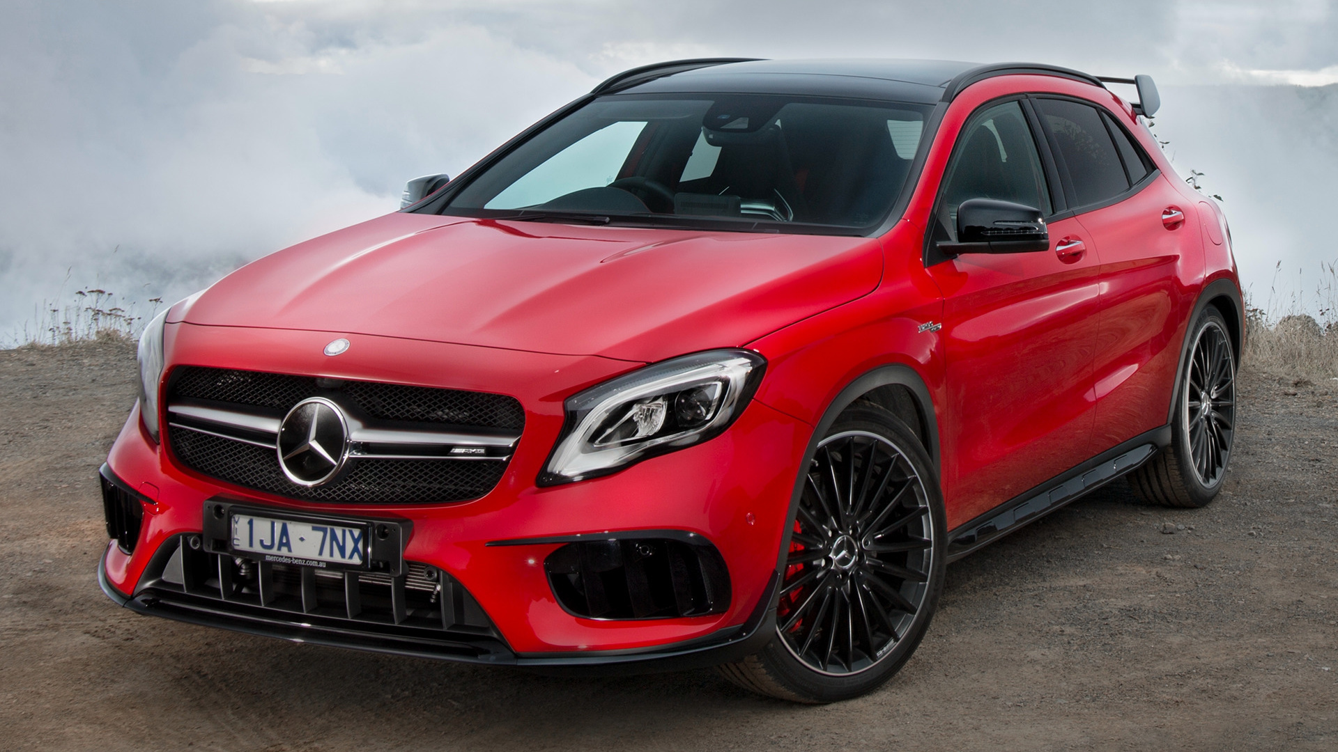 Mercedes Benz GLA 250 красный