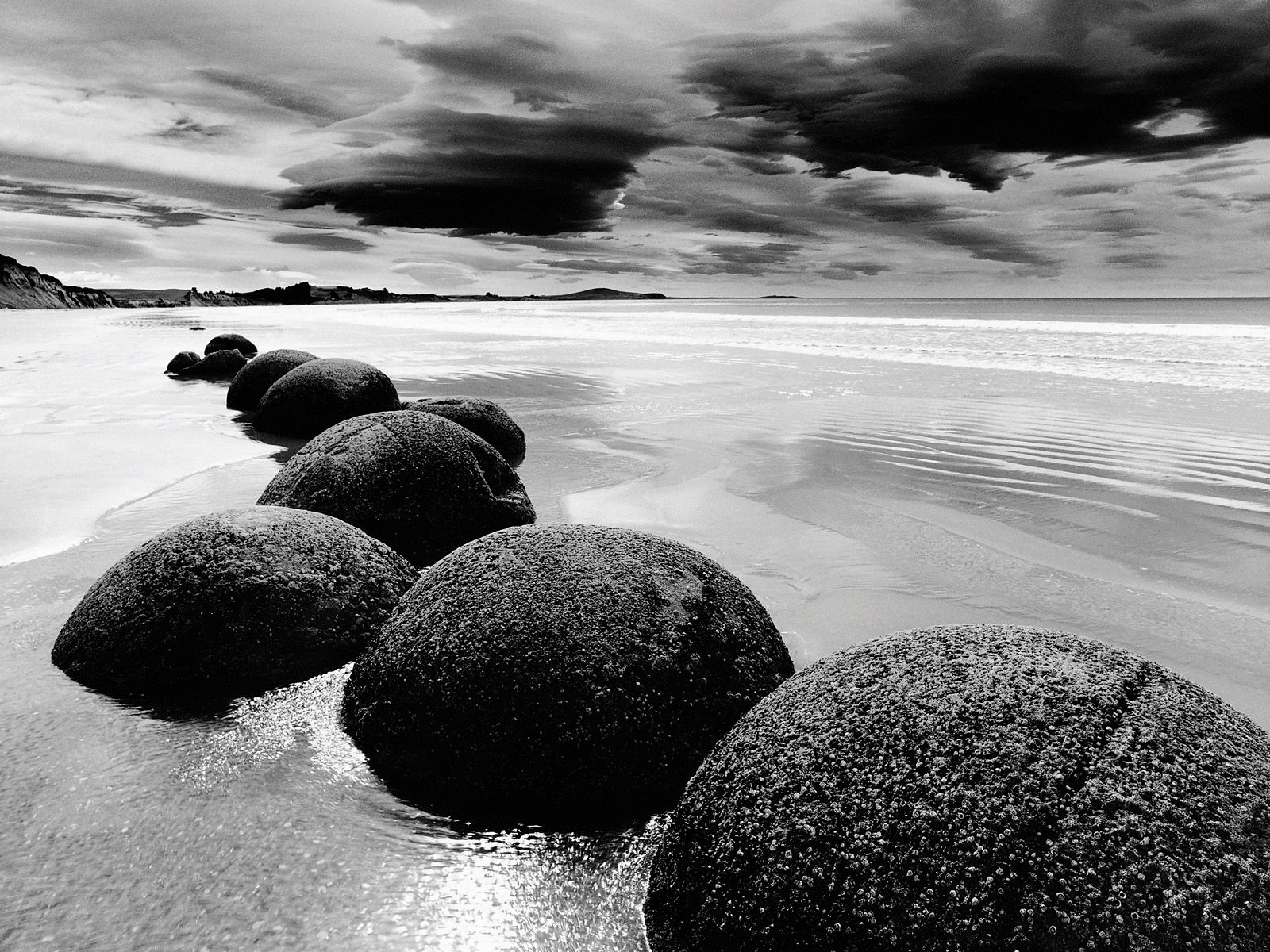 Черные морские камни