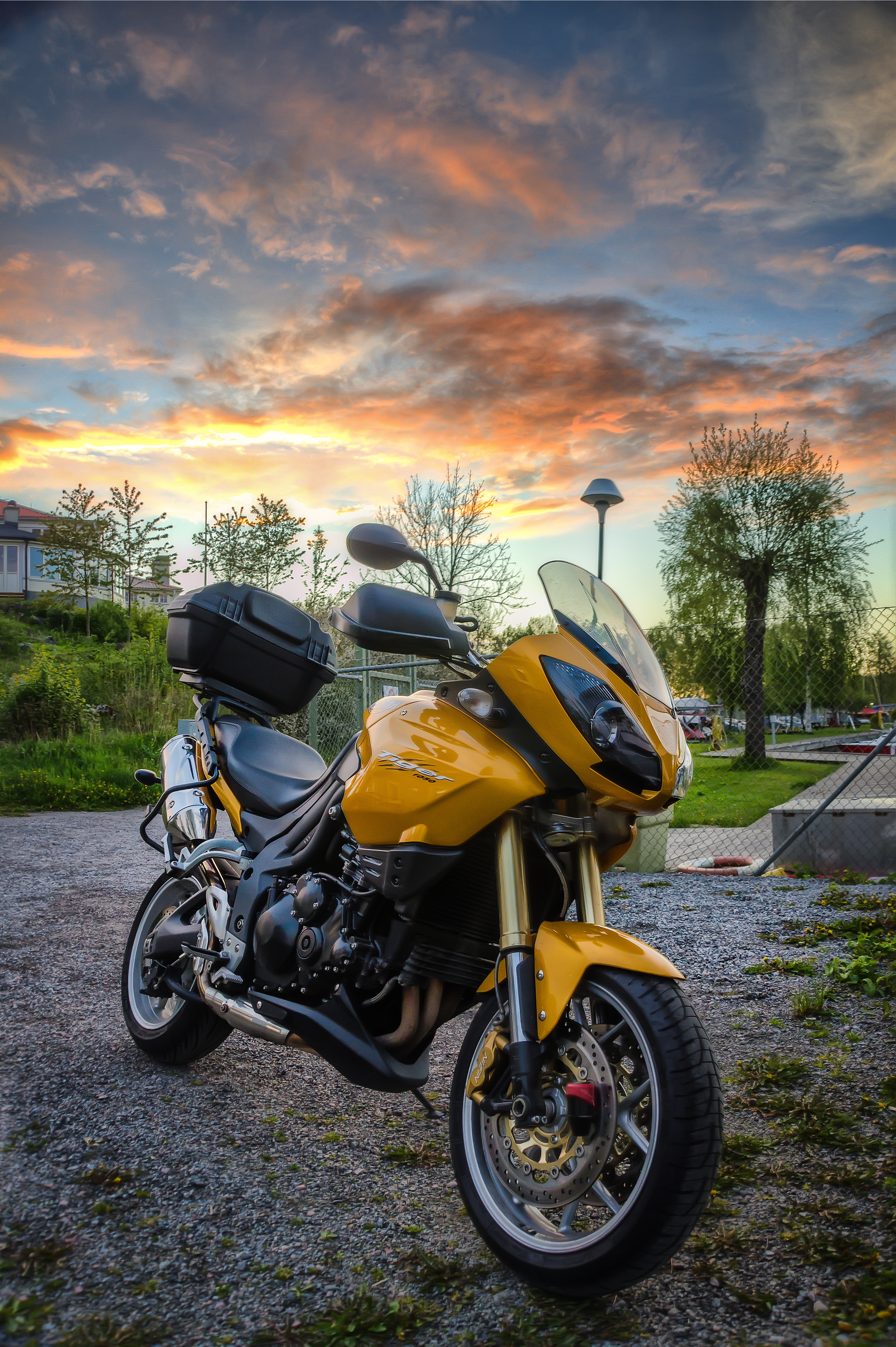 74325 descargar fondo de pantalla motocicletas, amarillo, motocicleta, ruedas: protectores de pantalla e imágenes gratis