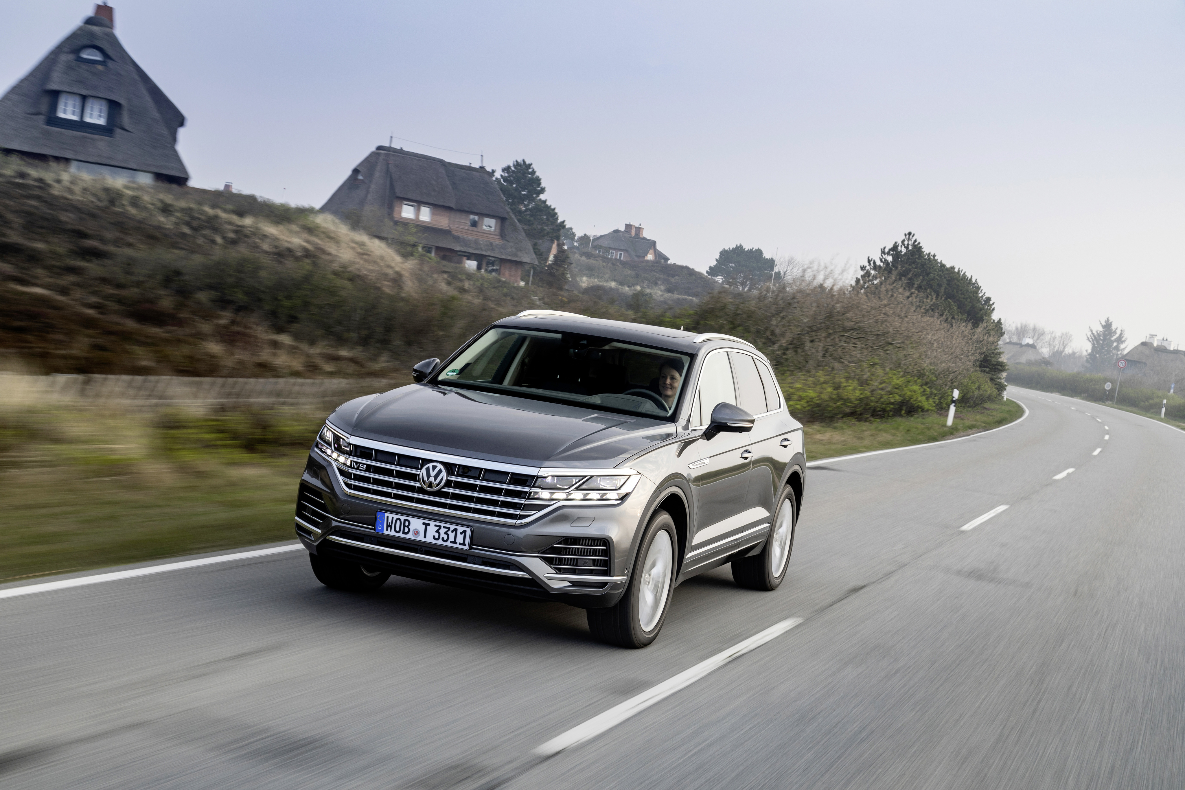 Volkswagen Touareg 2019 в лесу