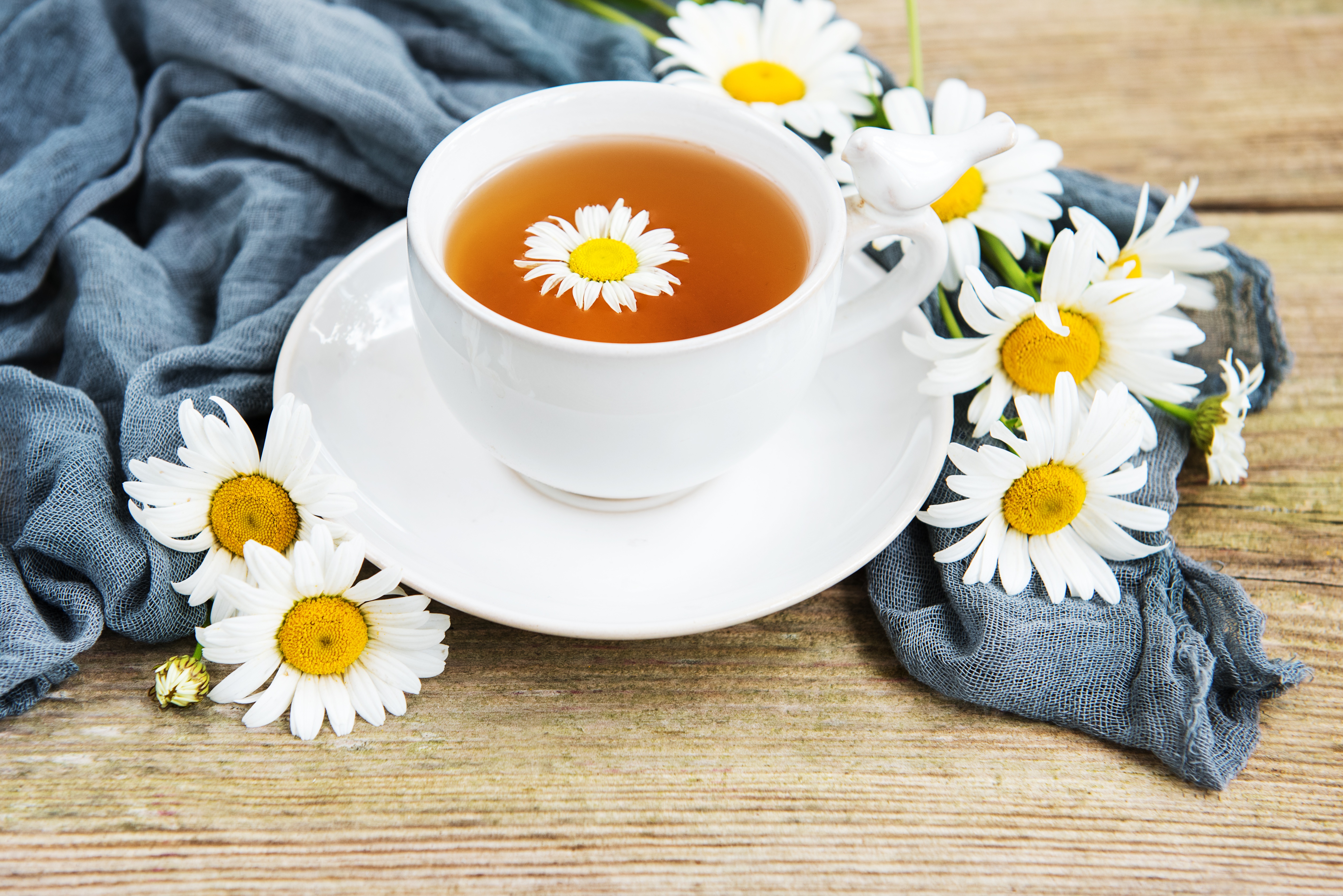 Доброе утро хорошего дня чаи. Чай "Ромашка". Ромашки с чашкой чая. Утро чай ромашки. Доброе утро чай с ромашкой.