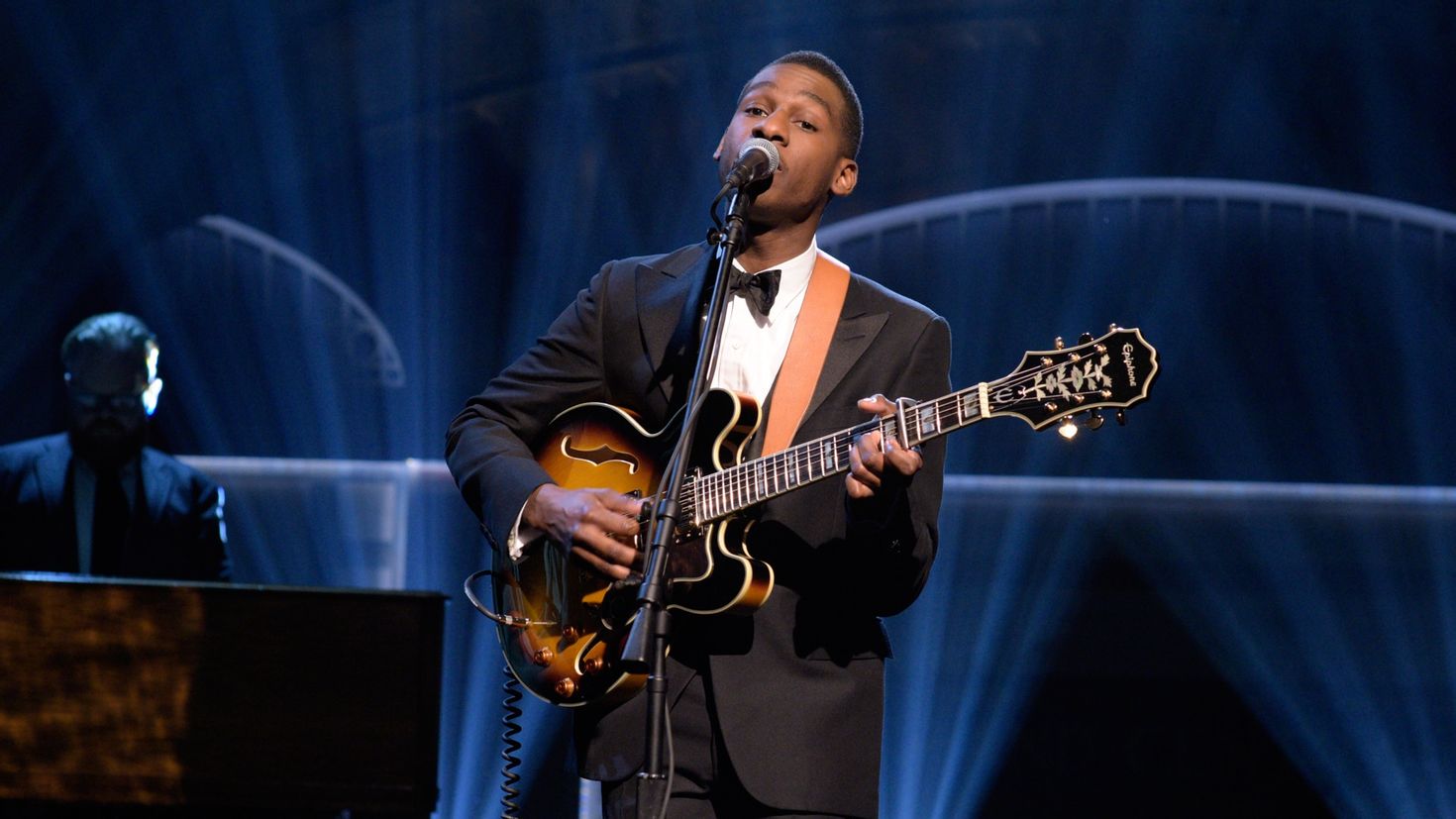 Leon bridges. Leon Bridges coming Home. Певец с Bridge Deluxe песня History.