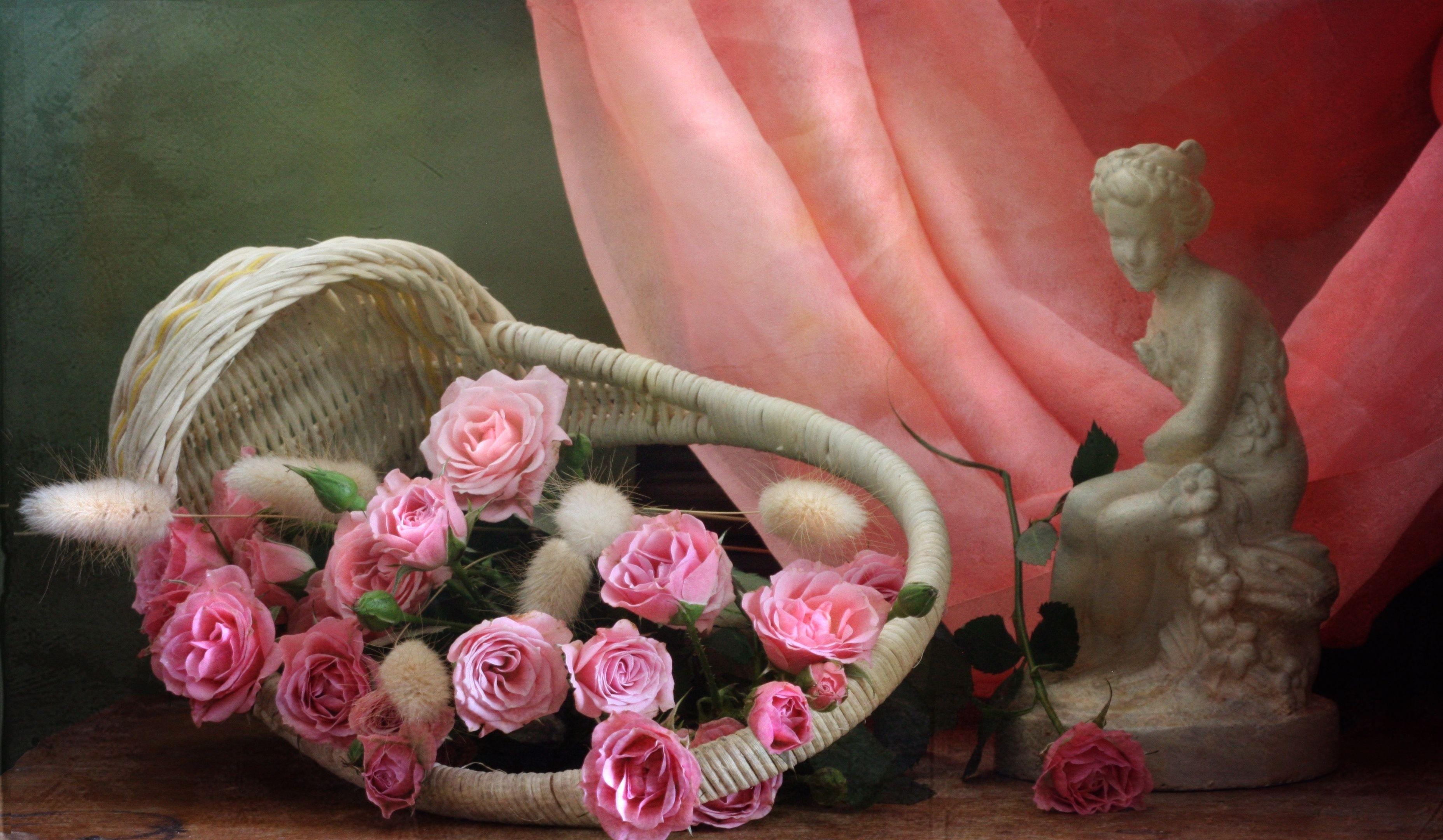 153102 Hintergrundbild herunterladen korb, blumen, roses, rosa, die kleidung, tuch, statuette - Bildschirmschoner und Bilder kostenlos