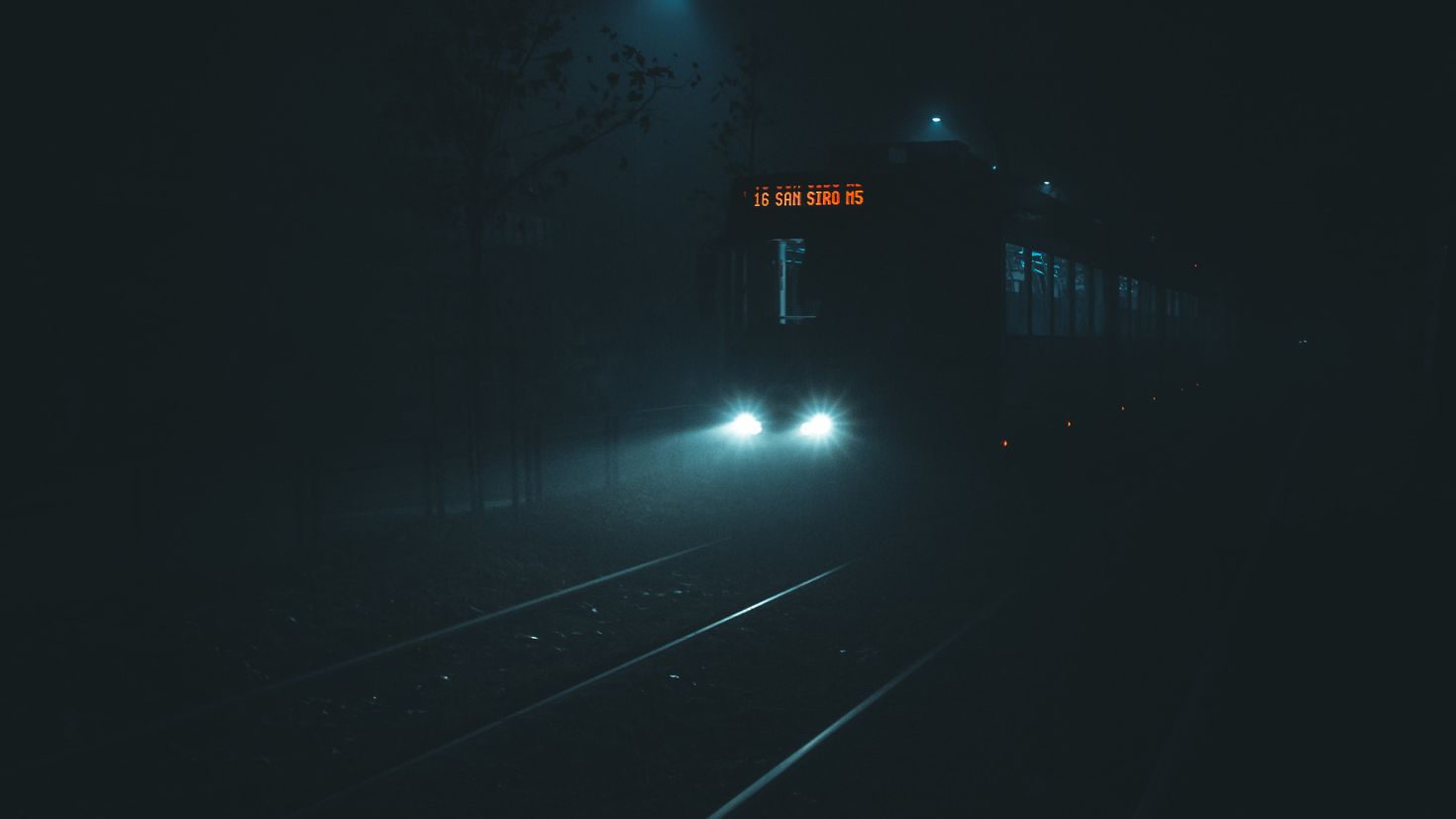 Поезд в темноте. Железная дорога ночью. Ночной поезд. Поезд ночью.