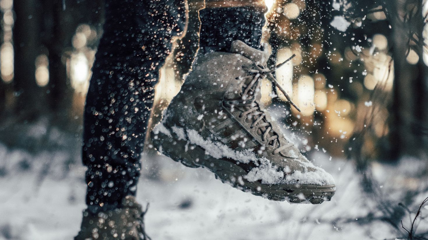 Снежинка на ноги. Кроссовки на снегу. Ноги в снегу. Зимняя обувь на снегу. Зимние кроссовки на снегу.