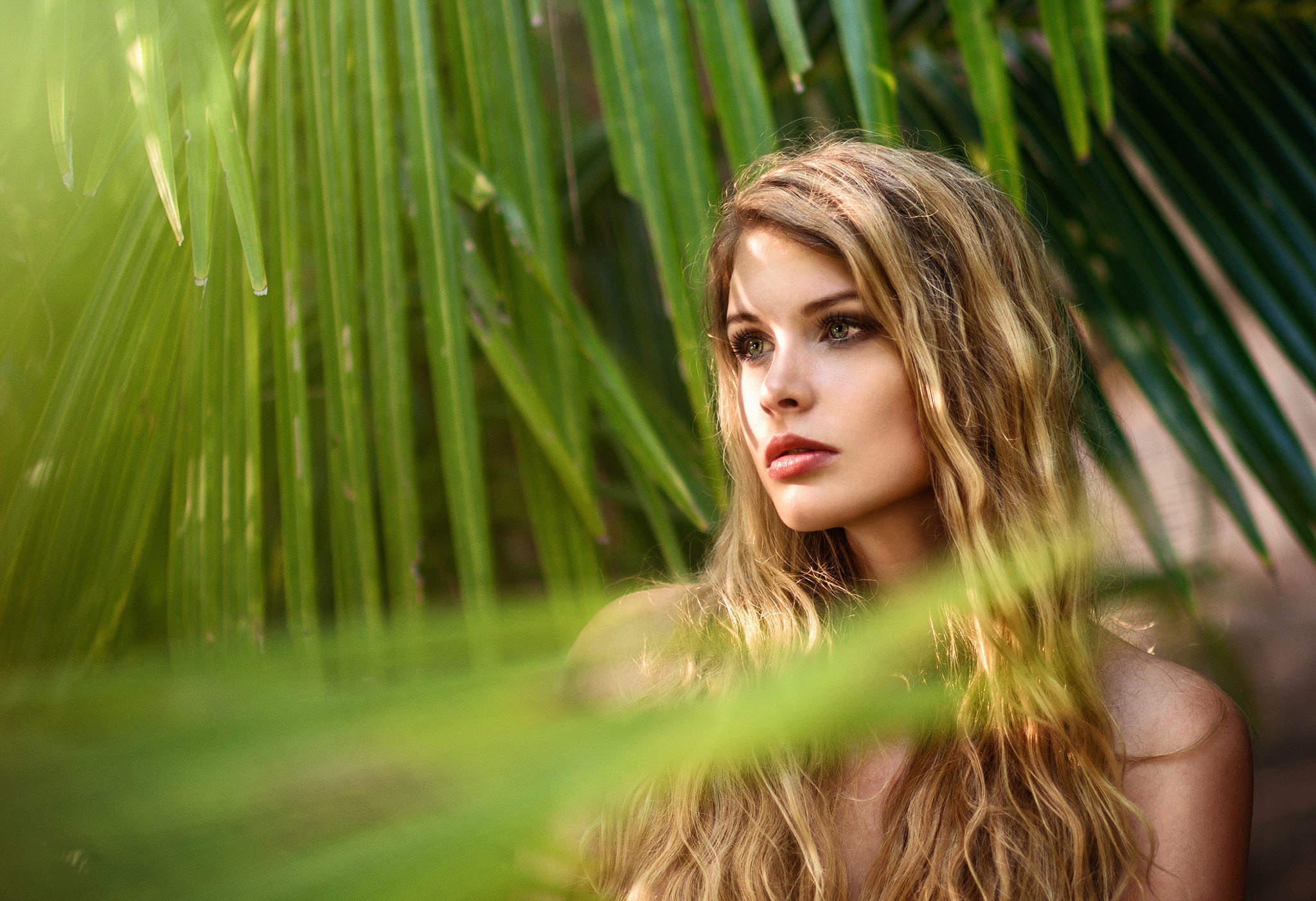 Natural woman video. Miki Macovei фото. Красивая девушка в тропиках. Природная красота девушек.