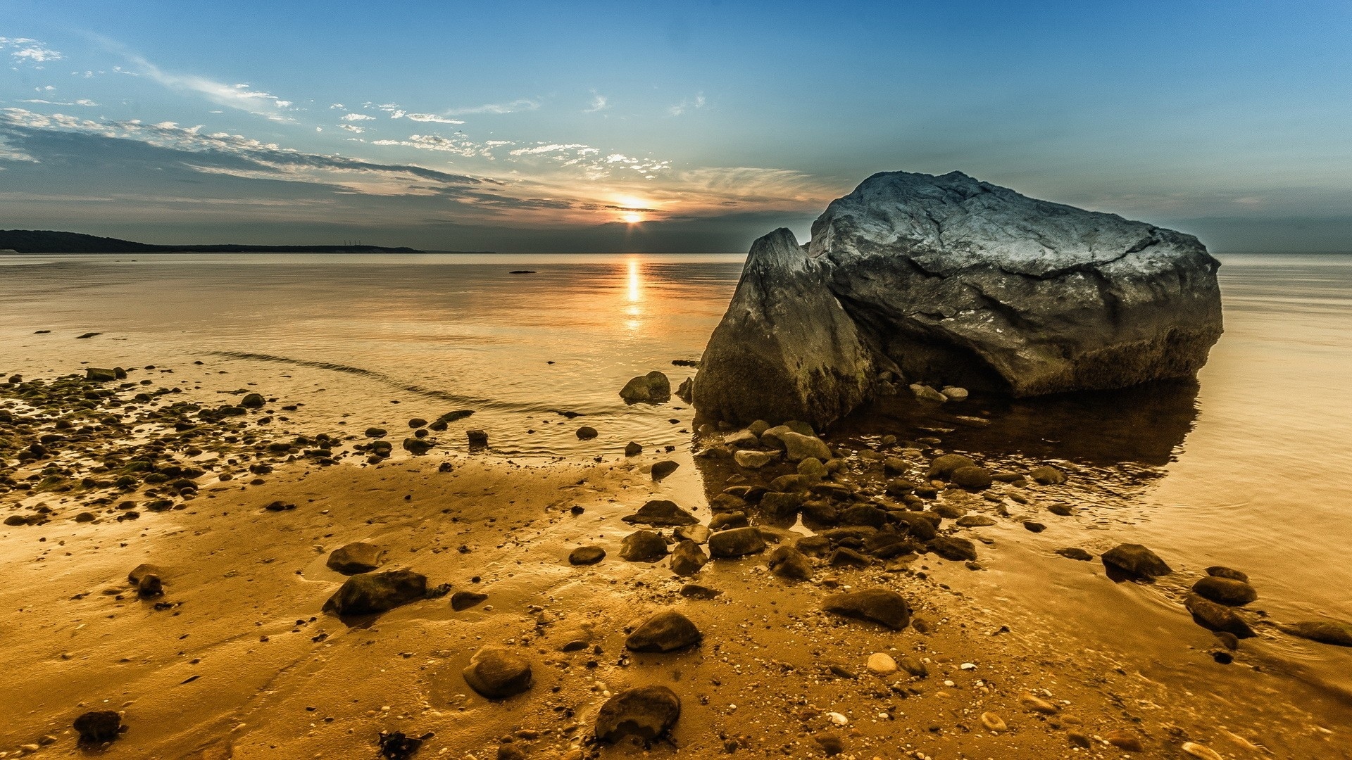 Фото больших камней на берегу моря