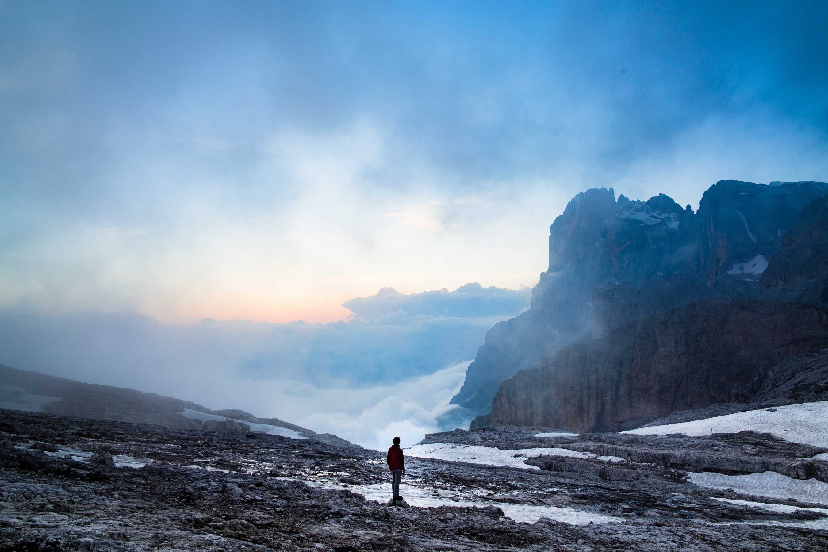 88626 скачать обои одиночество, доломитовые альпы, природа, горы, италия, туман - заставки и картинки бесплатно