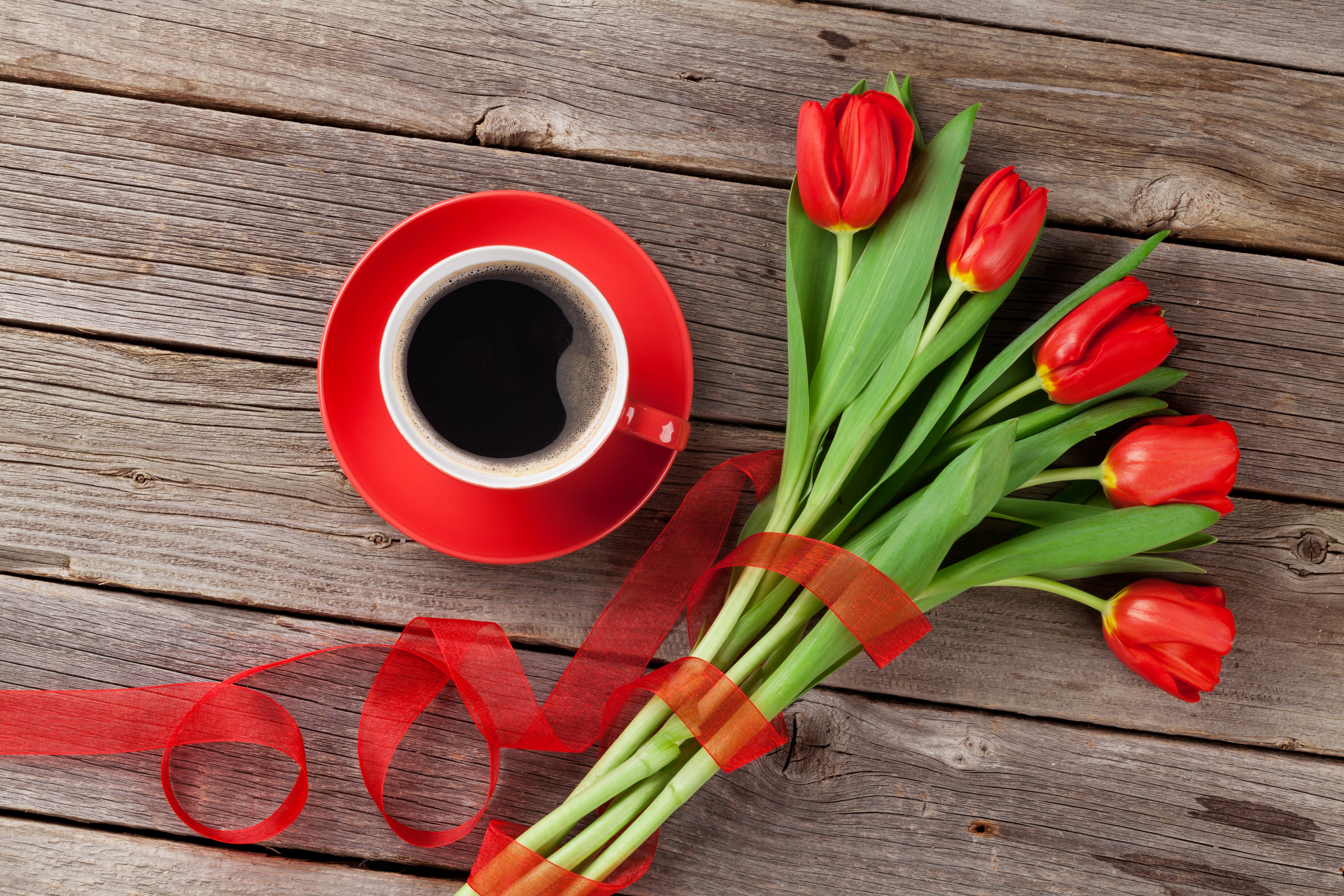 Красная утра 5 букв. Тюльпаны в чашке. Тюльпаны и кофе. Доброе утро тюльпаны.