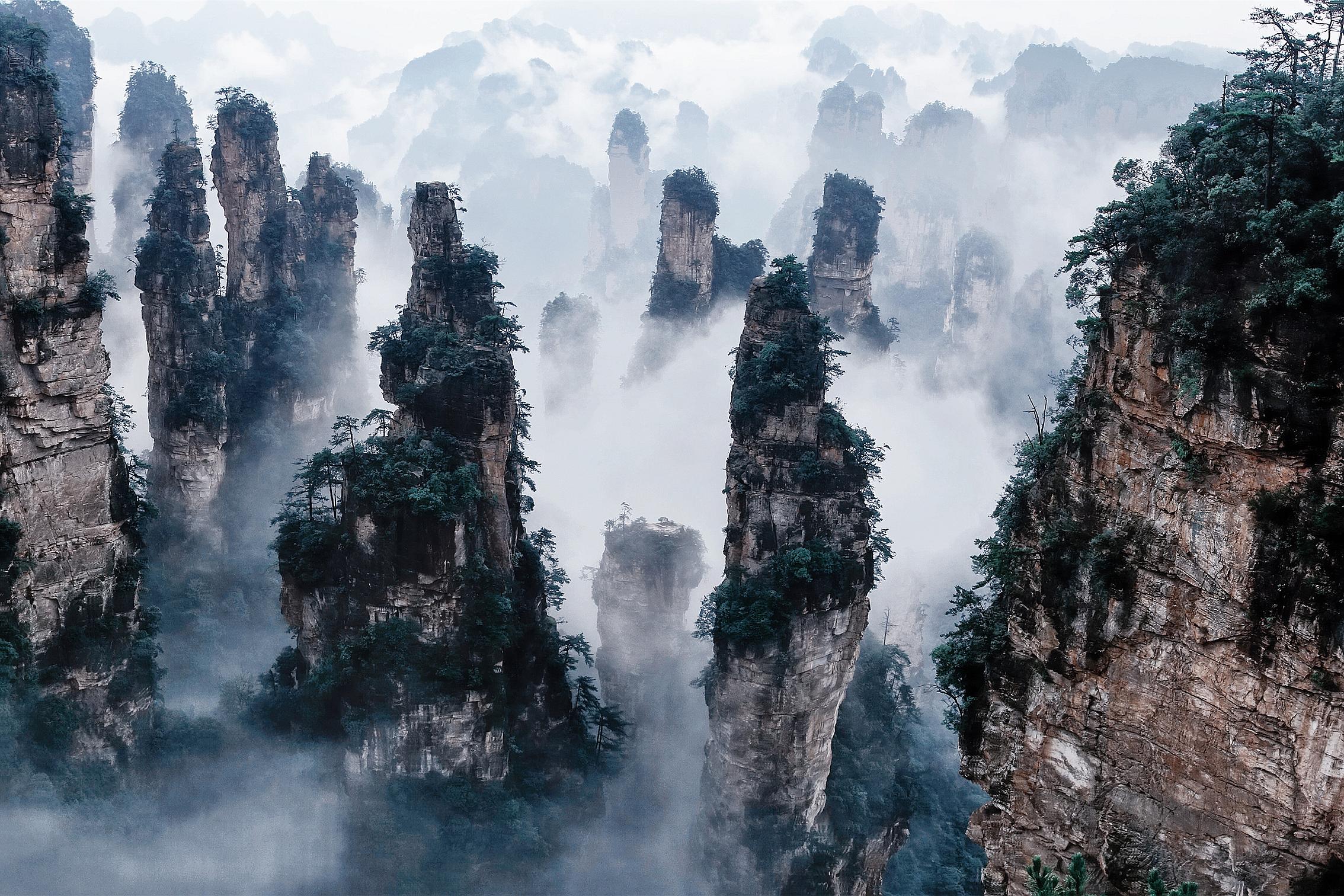 386961 Hintergrundbild herunterladen china, erde/natur, nationaler waldpark zhangjiajie, klippe, nebel, landschaft, baum, nationalpark - Bildschirmschoner und Bilder kostenlos