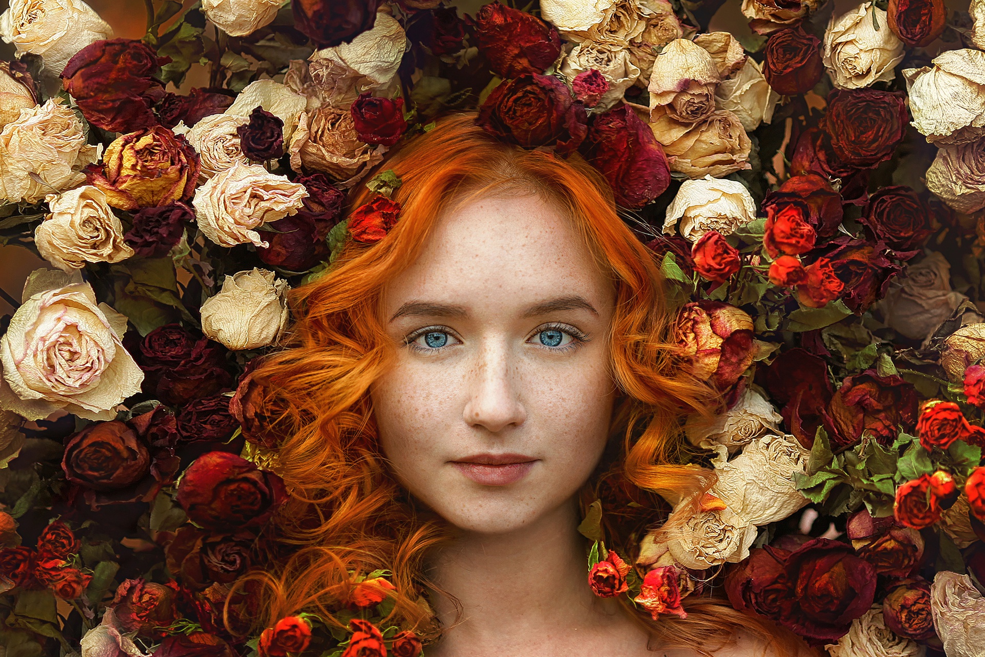 Рыжая девушка в цветах