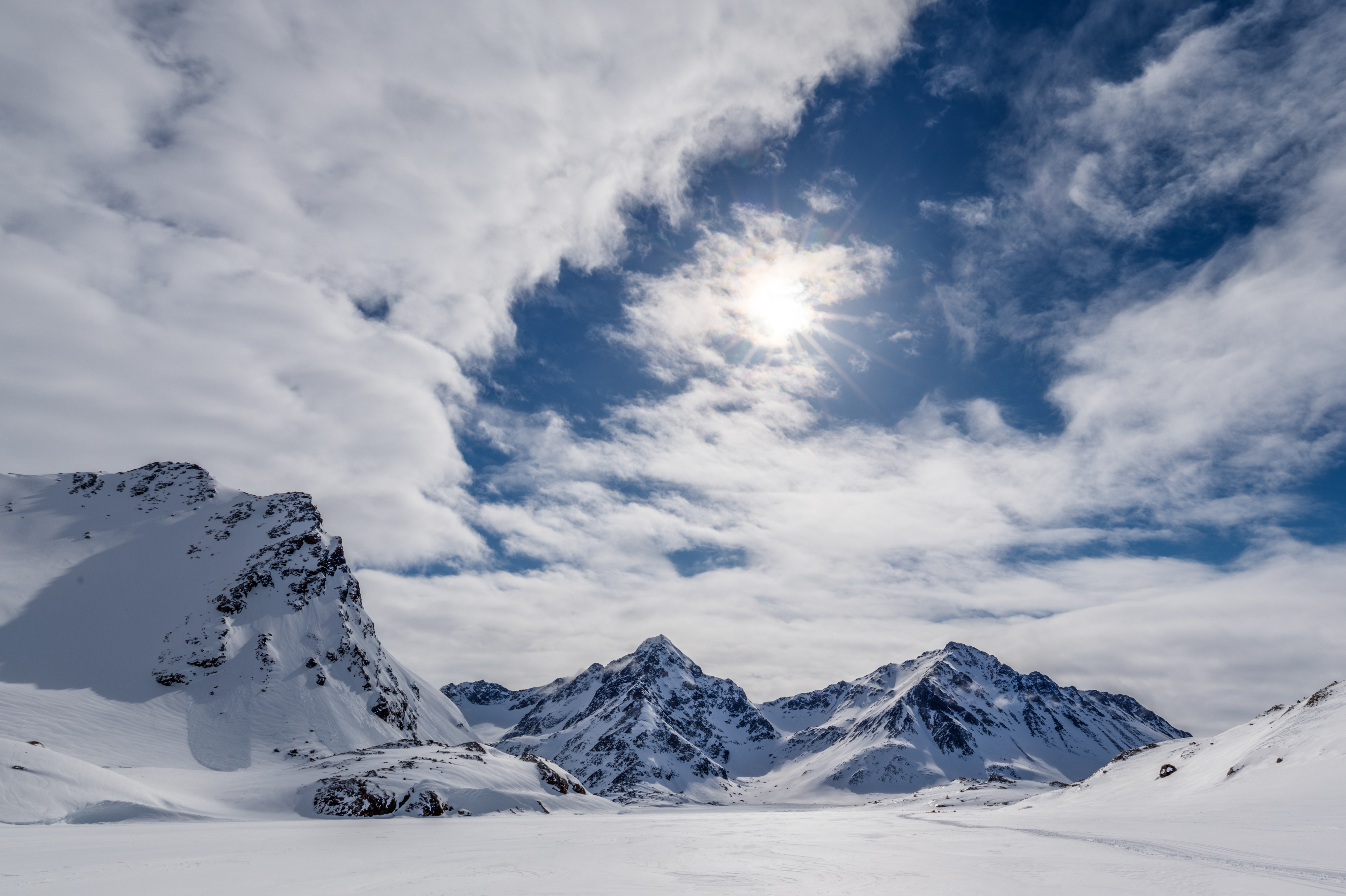 115932 descargar fondo de pantalla invierno, naturaleza, cielo, montañas, sol, nubes, nieve, vigas, rayos: protectores de pantalla e imágenes gratis