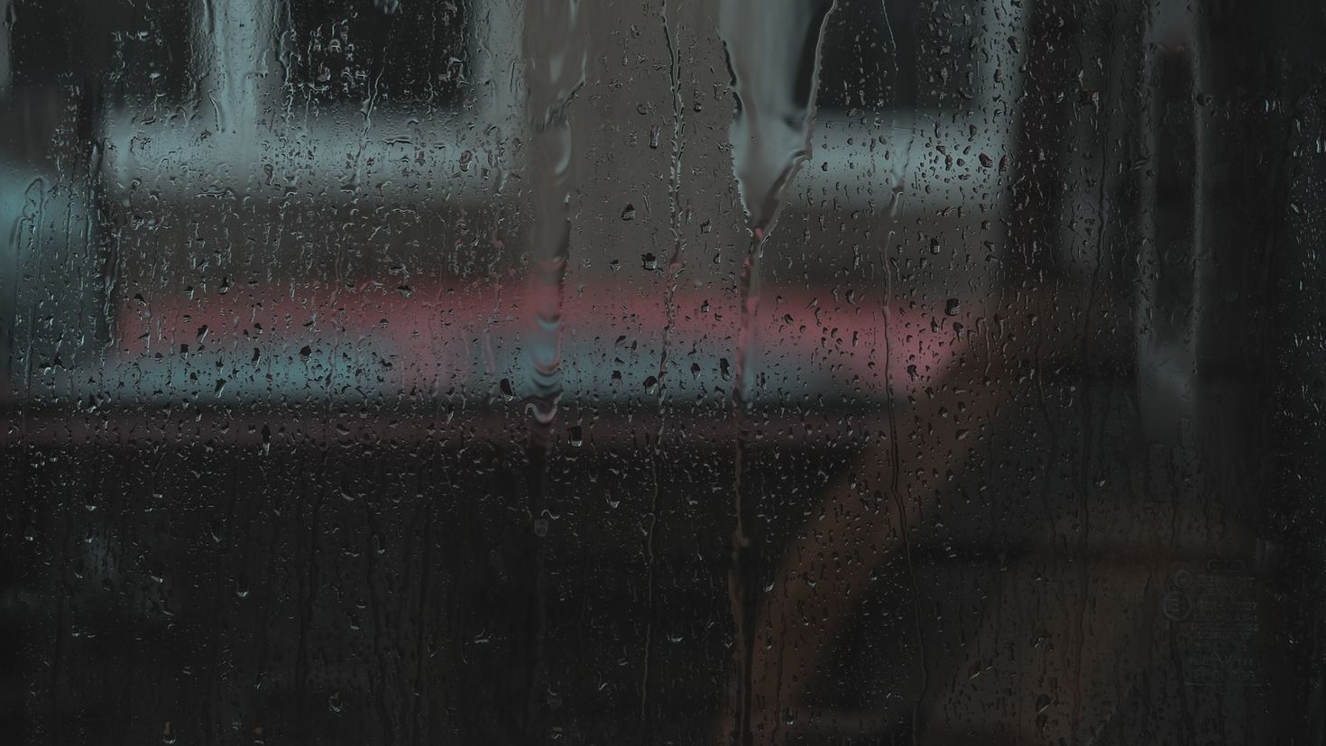 Rain my window. Дождь за окном. Дождь в окне. Фон дождь. Картинки на рабочий стол дождь.