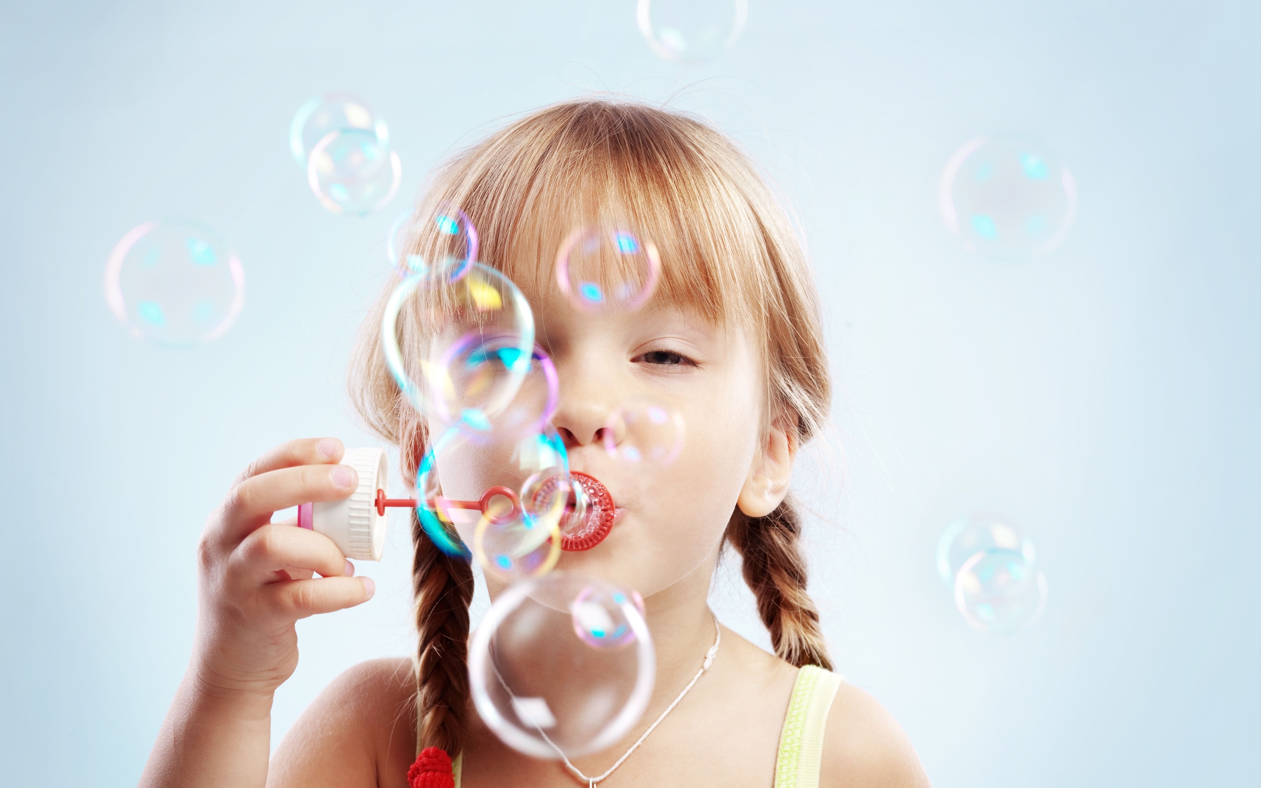 Ребенок дует мыльные пузыри