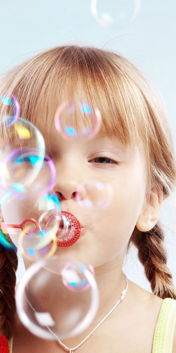 Выключи пузыри. Мыльные пузыри. Дует мыльные пузыри. Ребенок дует мыльные пузыри. Пускать мыльные пузыри.