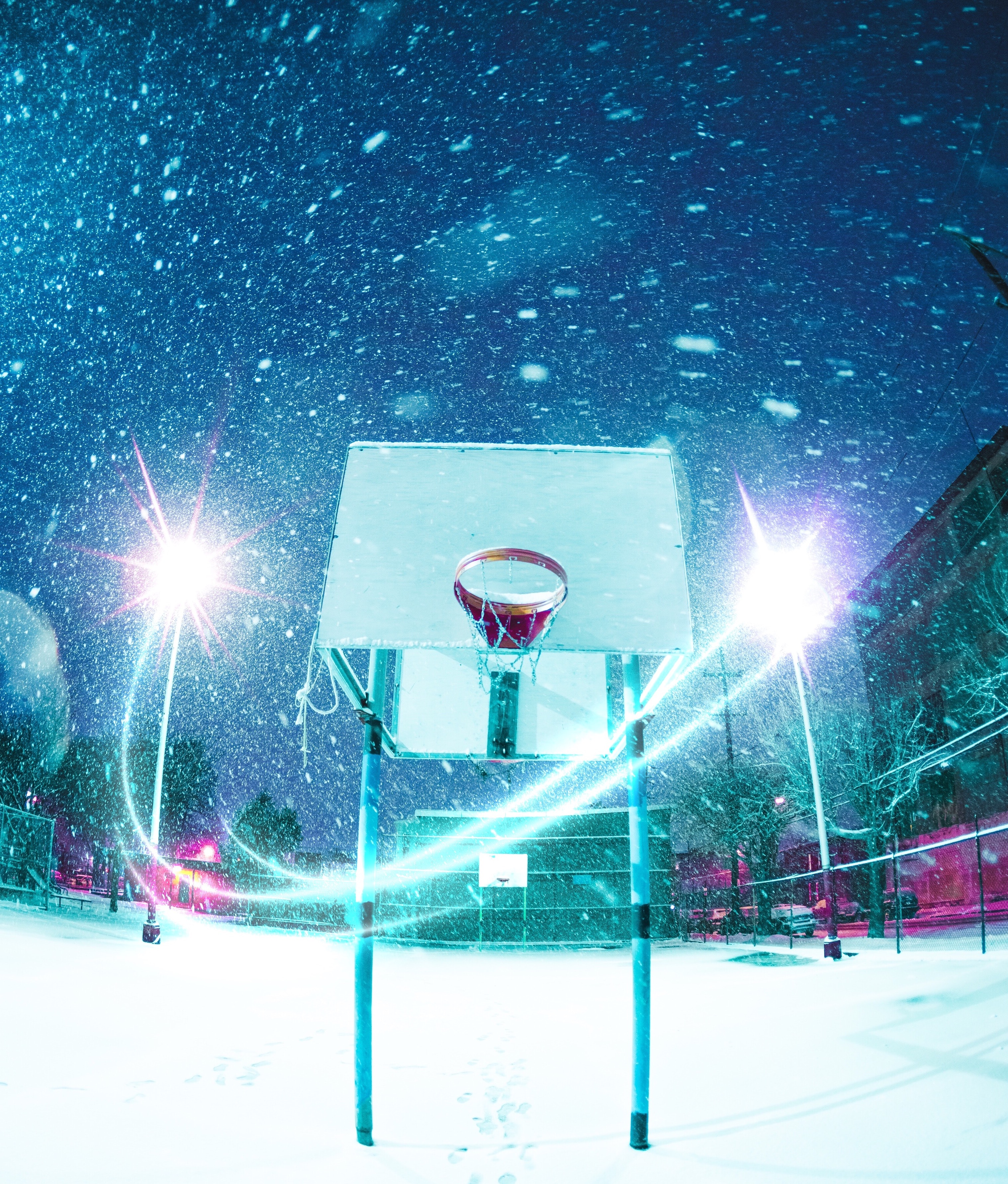 110743 descargar fondo de pantalla baloncesto, aro de baloncesto, deportes, nieve, brillar, luz, patio de recreo, plataforma, anillo de baloncesto: protectores de pantalla e imágenes gratis
