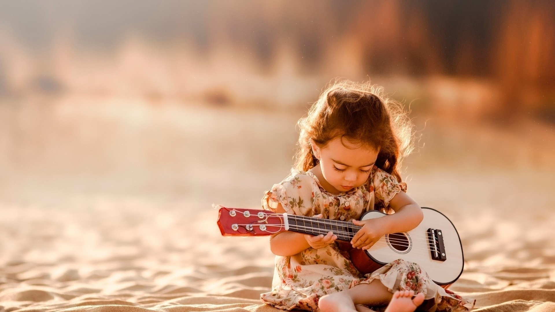 Маленькая девочка с гитарой