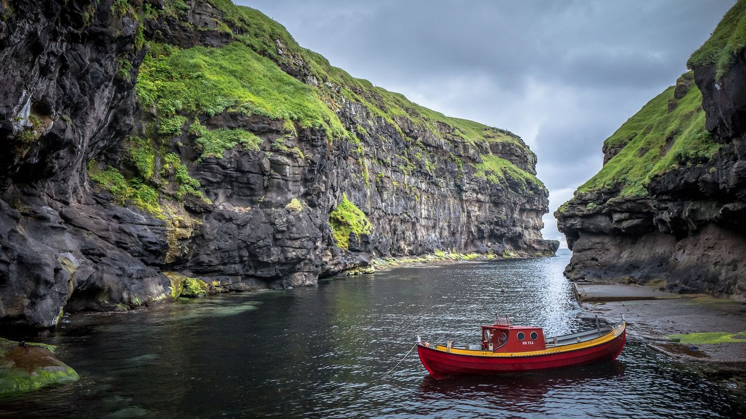 Лодки Фарерских островов. Фото на рабочий стол лодка список. Islands Gjogv Faroe foto 4k.