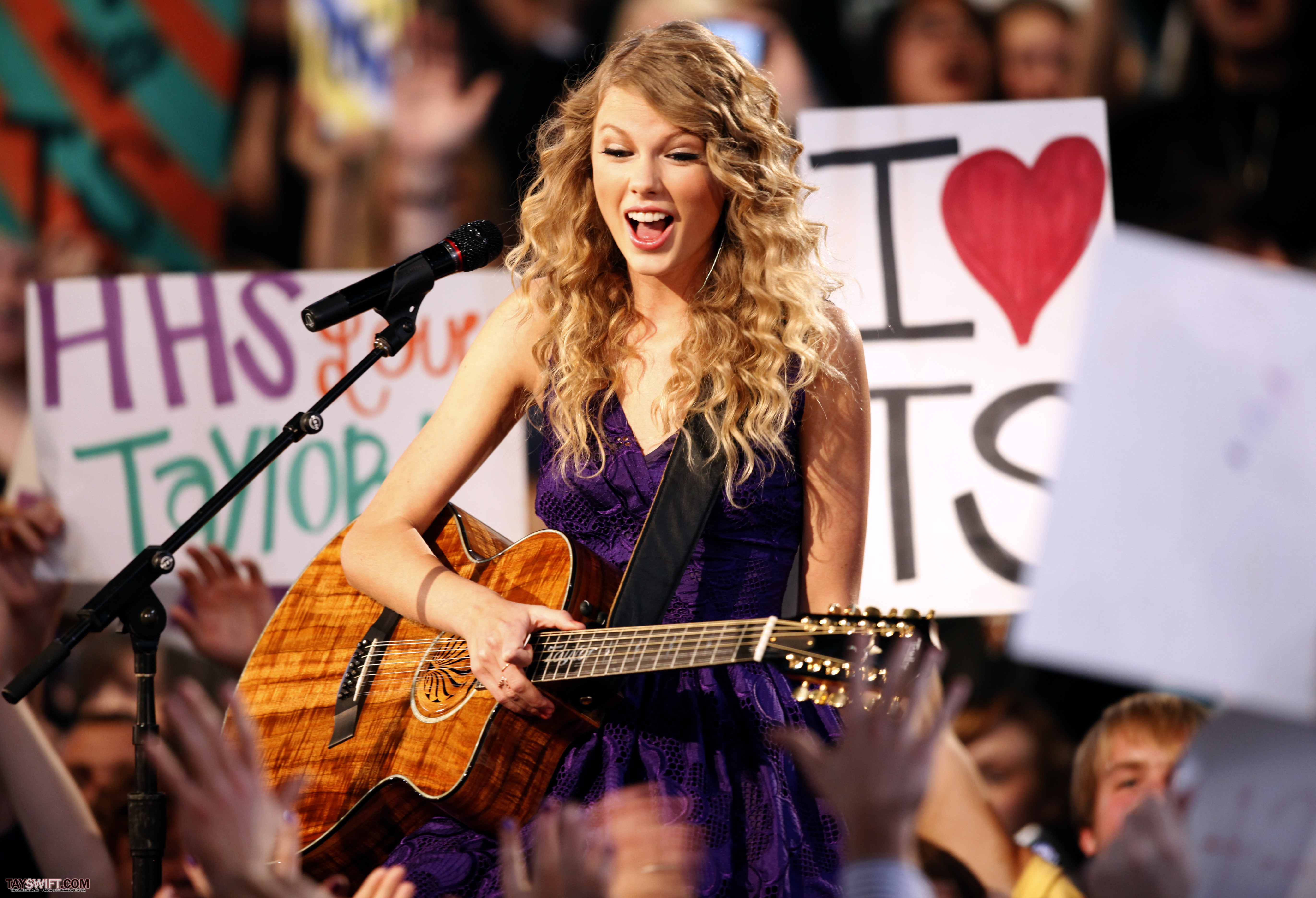 Тейлор музыка. Fearless Тейлор Свифт. Тейлор Свифт в детстве. Taylor Swift обои. Тейлор Свифт с микрофоном.