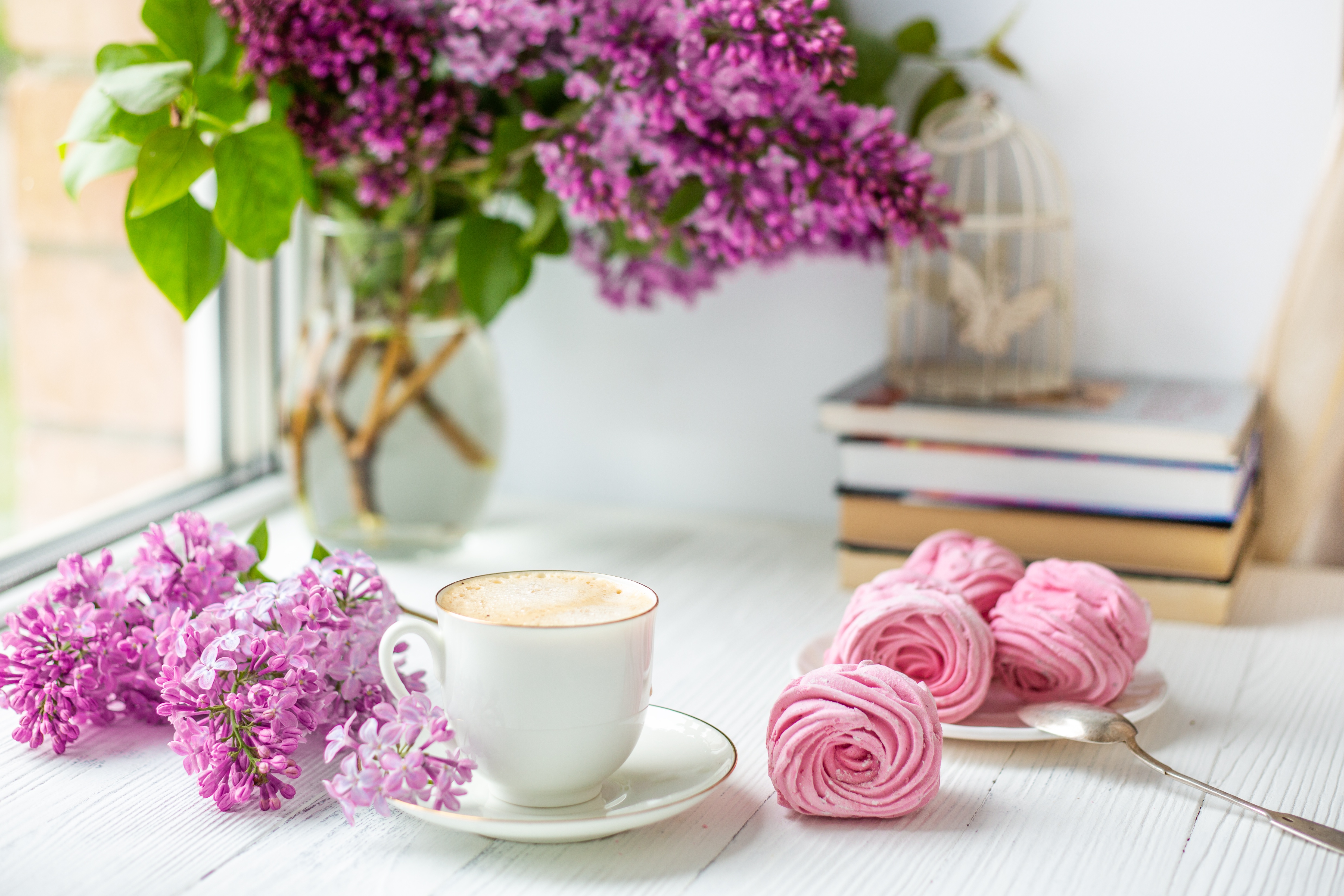 Чашка кофе пирожное цветы