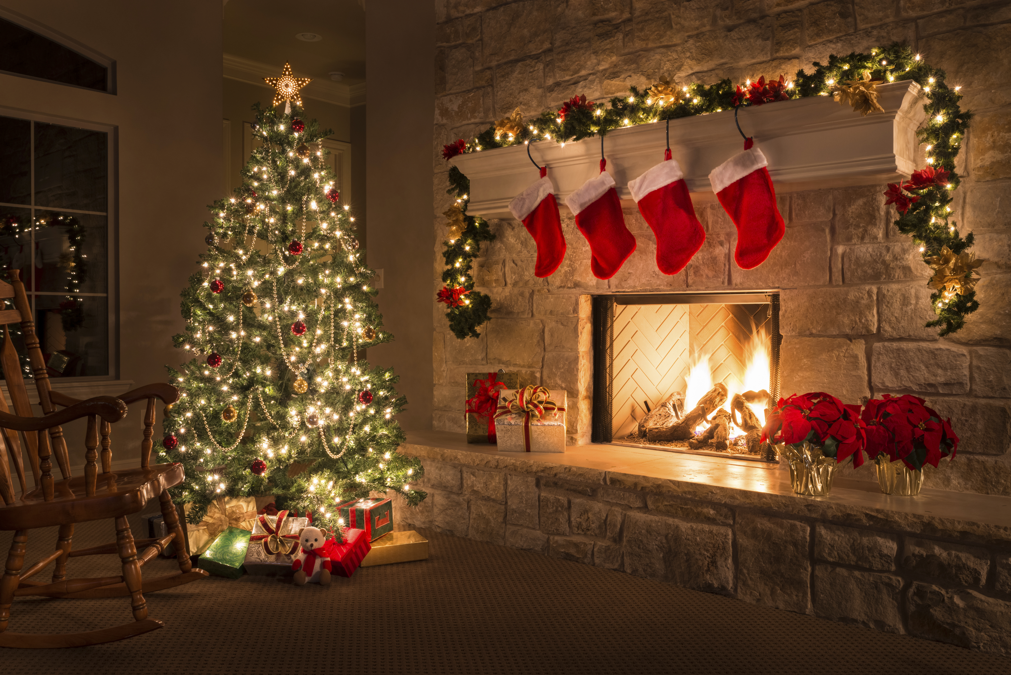 1528368 Bild herunterladen weihnachten, weihnachtsbeleuchtung, weihnachtsbaum, feiertage, weihnachtsschmuck, kamin, geschenk - Hintergrundbilder und Bildschirmschoner kostenlos