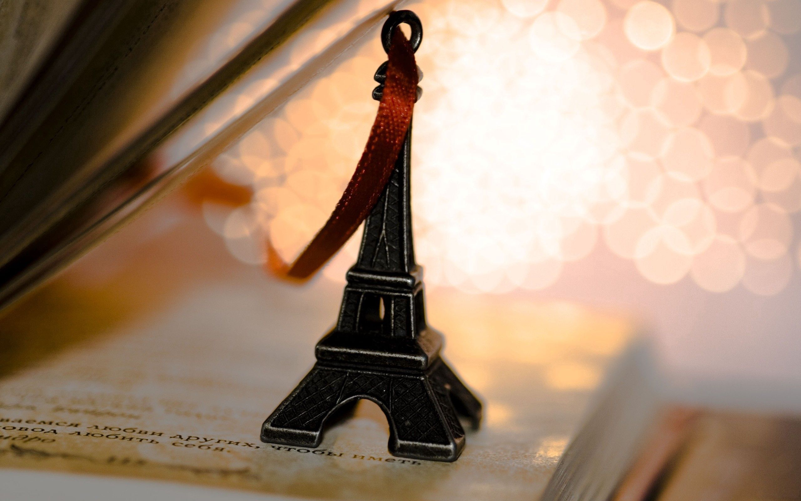 Téléchargez des papiers peints mobile Macro, La Tour Eiffel, Souvenir, Contexte, Tour Eiffel gratuitement.