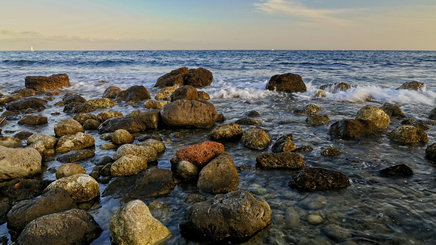 большие камни у моря