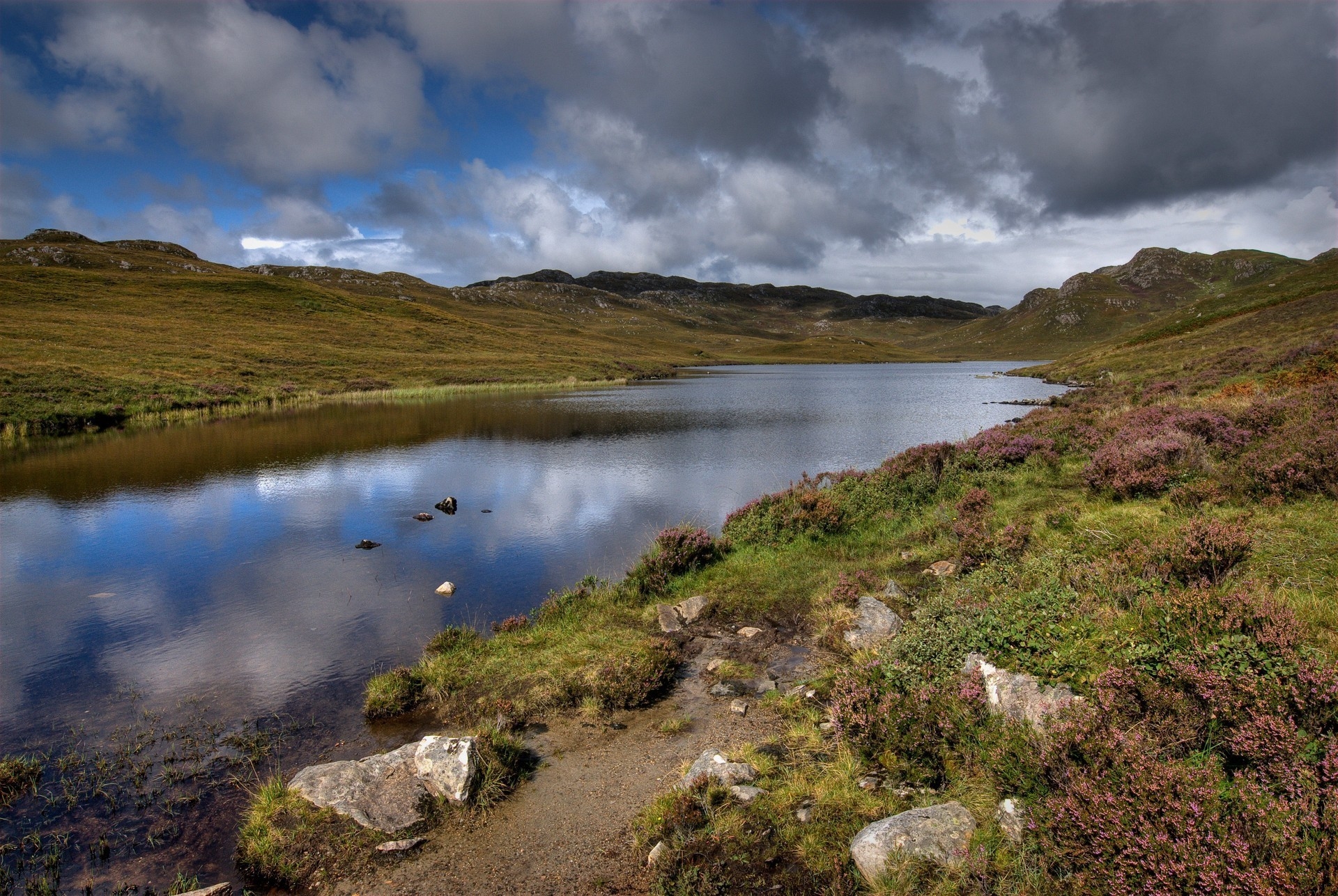 Descarga gratuita de fondo de pantalla para móvil de Lago, Mal Tiempo, Stones, Naturaleza, Cielo, Escocia.
