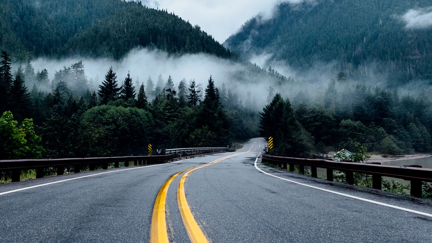 Обои дороги на столе. Красивые дороги. Дорога лес горы. Дорога в лесу. Красивая дорога.