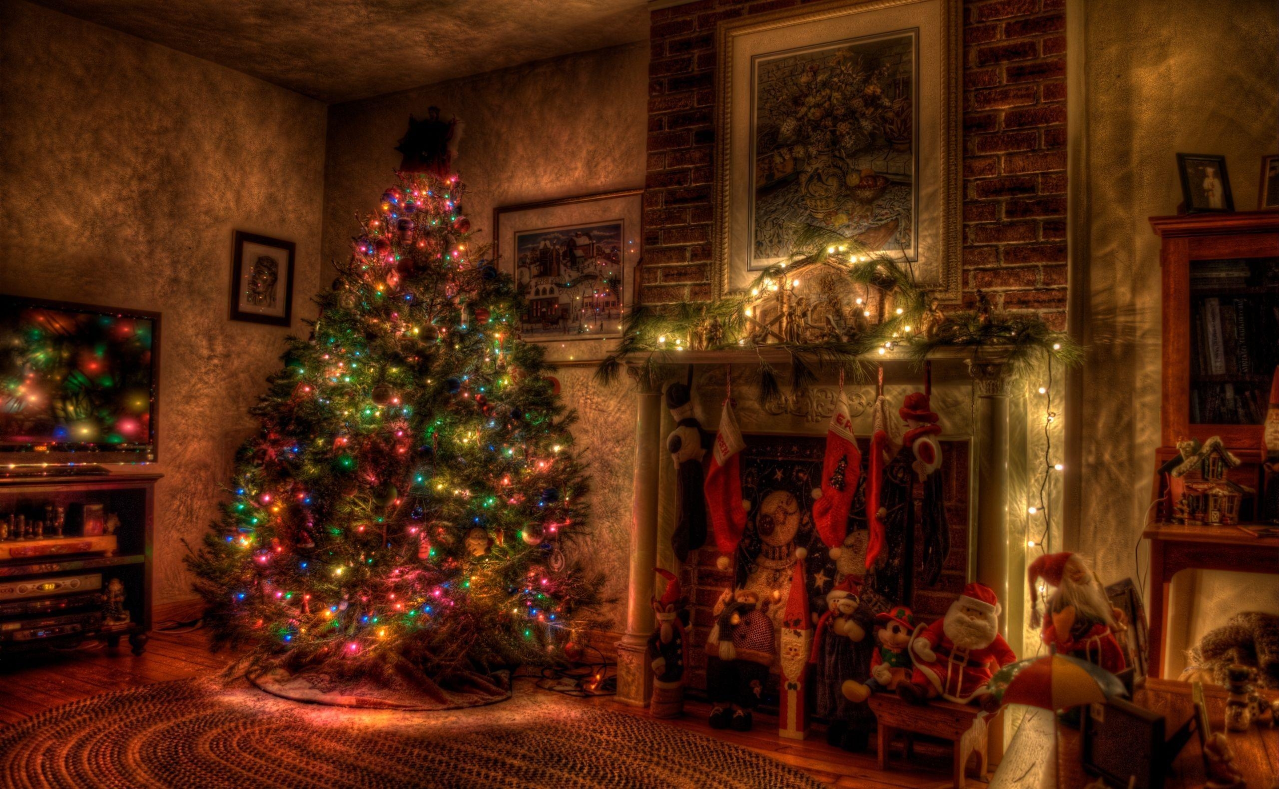 106335 Hintergrundbild herunterladen weihnachten, weihnachtsbaum, feiertage, spielzeug, urlaub, garland, girlanden, kamin, strümpfe - Bildschirmschoner und Bilder kostenlos