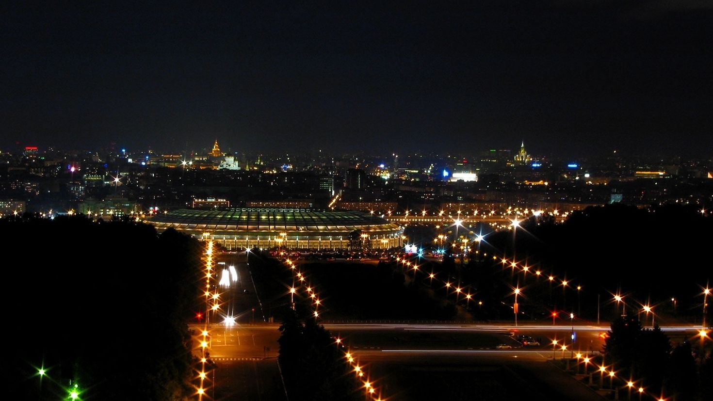 Ночной городок. Ночной город Россия. Огни ночной Москвы. Москва ночью. Город в огне.