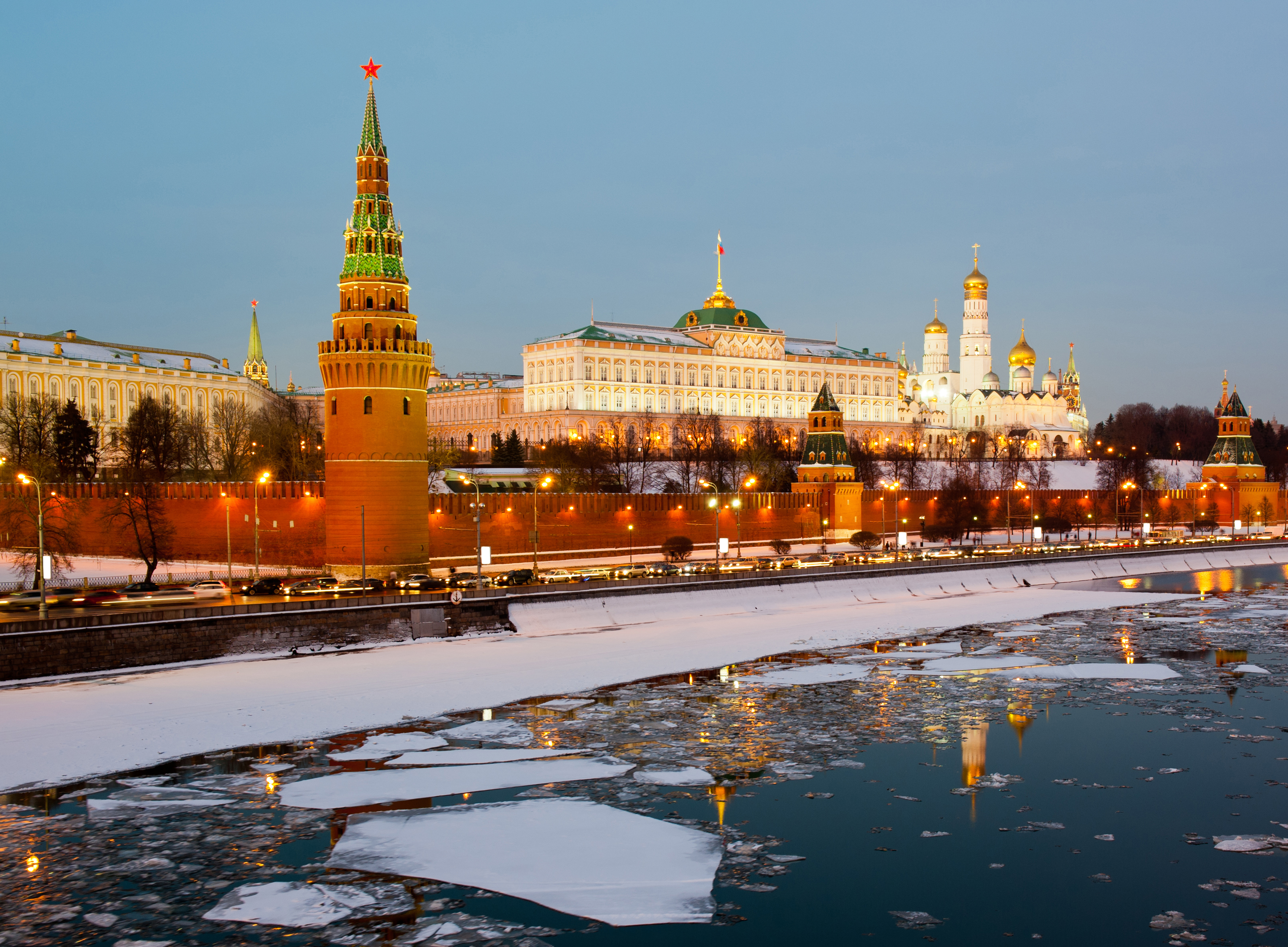 1524192 Hintergrundbild herunterladen moskauer kreml, menschengemacht, großstadt, eis, kreml, moskau, fluss, russland, winter - Bildschirmschoner und Bilder kostenlos