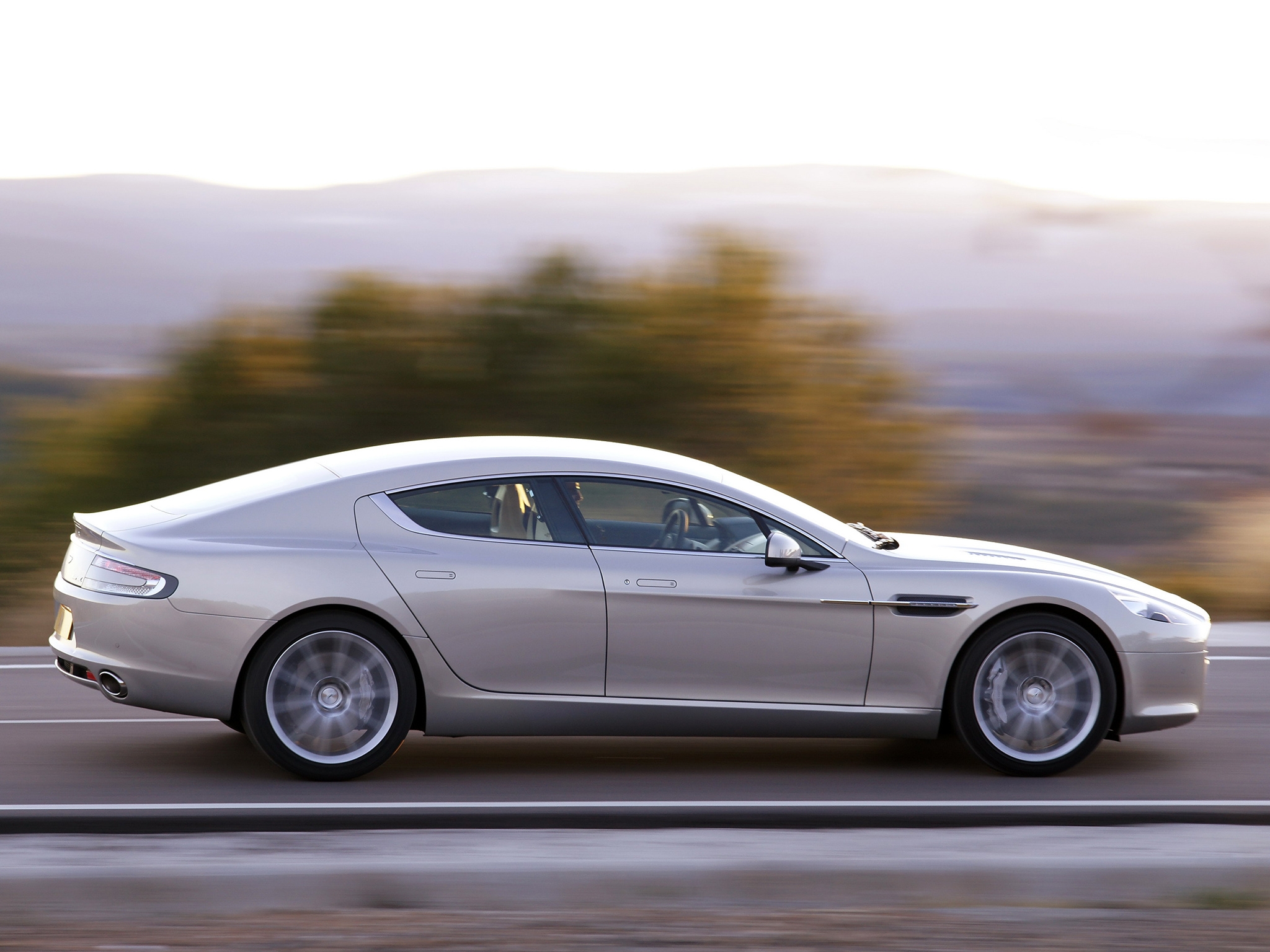 Handy-Wallpaper Aston Martin, Cars, Seitenansicht, 2009, Silber, Rapide, Geschwindigkeit kostenlos herunterladen.