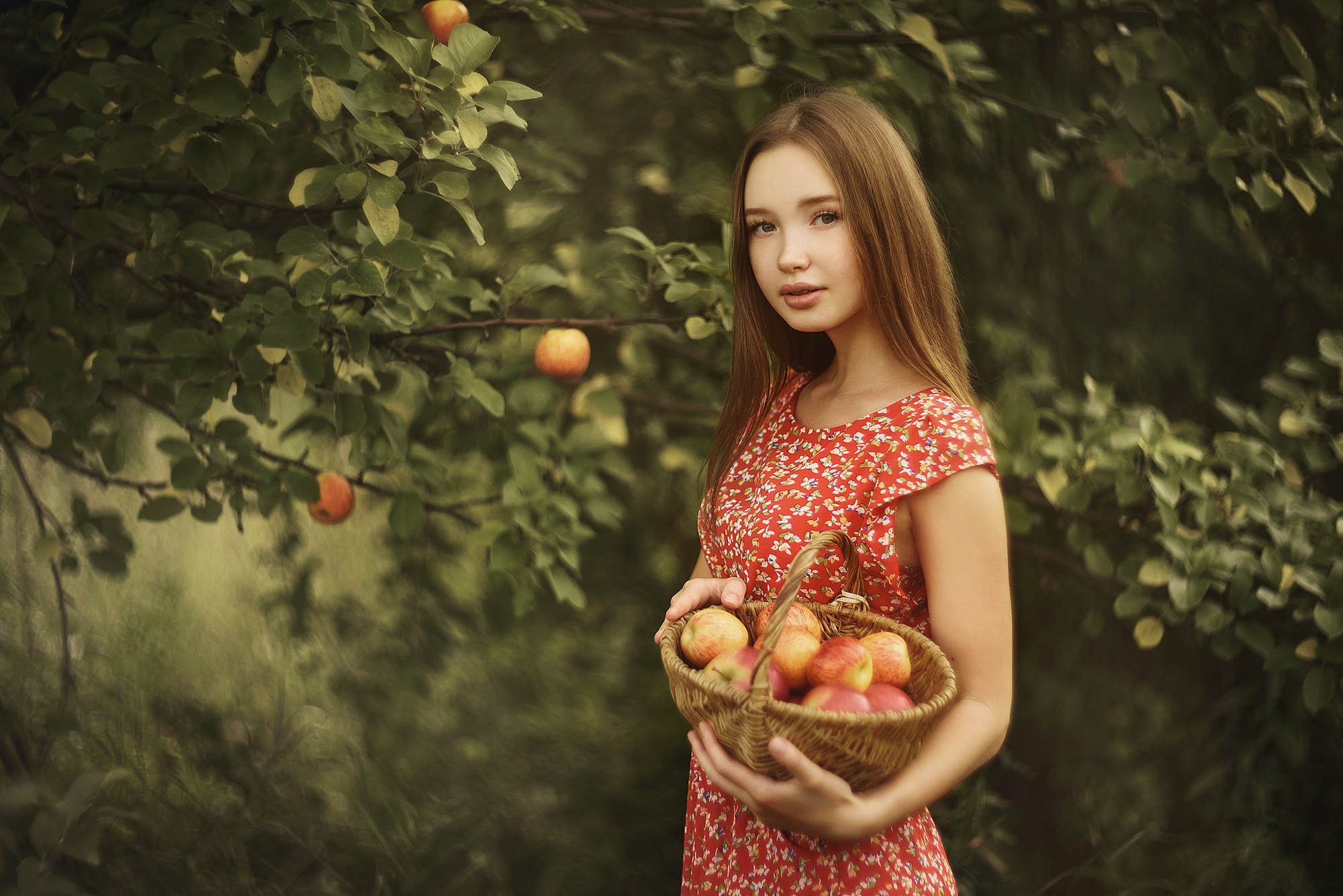 Оплетаи. Красивая девушка с яблоком.