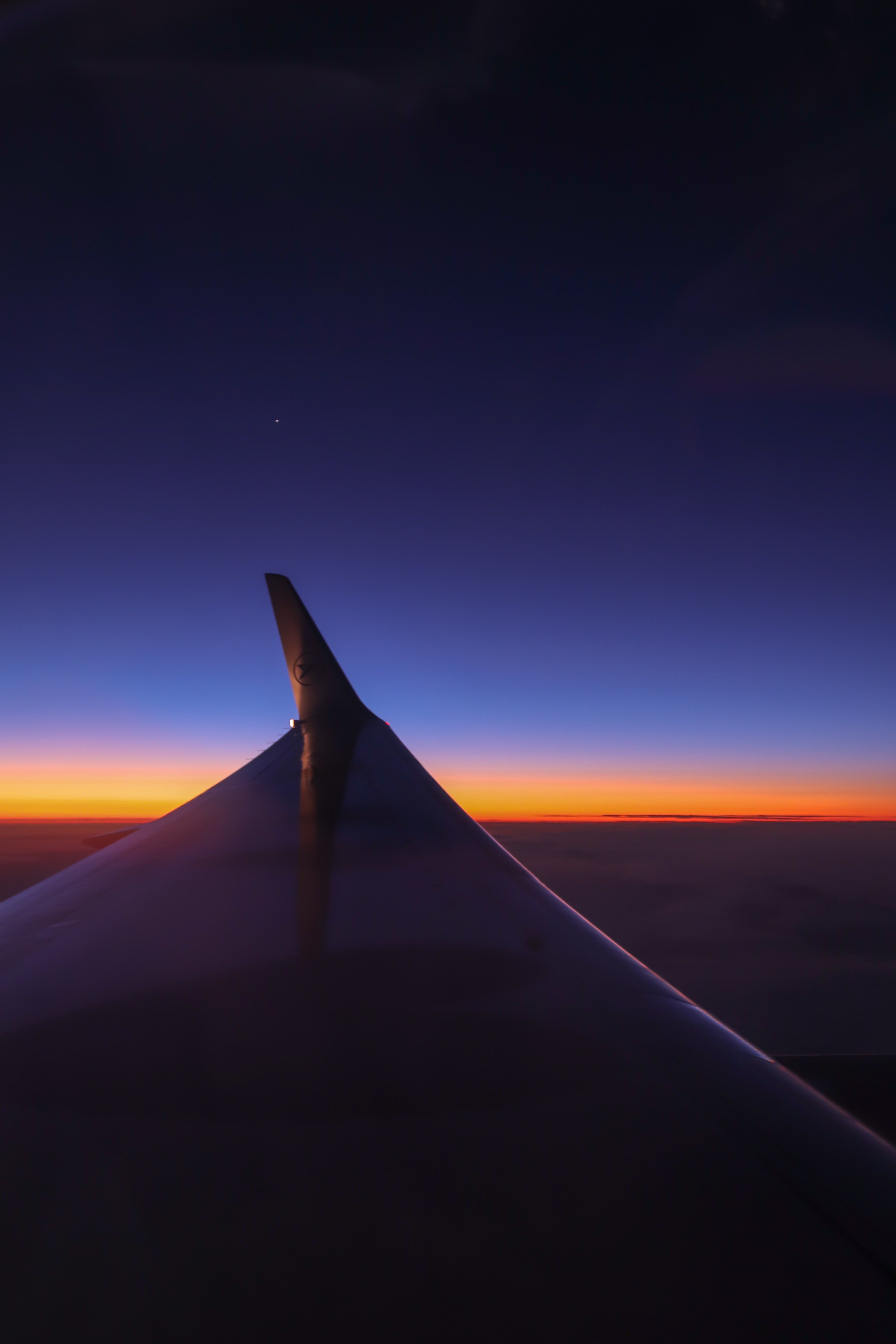 129296 descargar fondo de pantalla puesta del sol, cielo, horizonte, oscuro, vuelo, ala de avion, ala del avión: protectores de pantalla e imágenes gratis