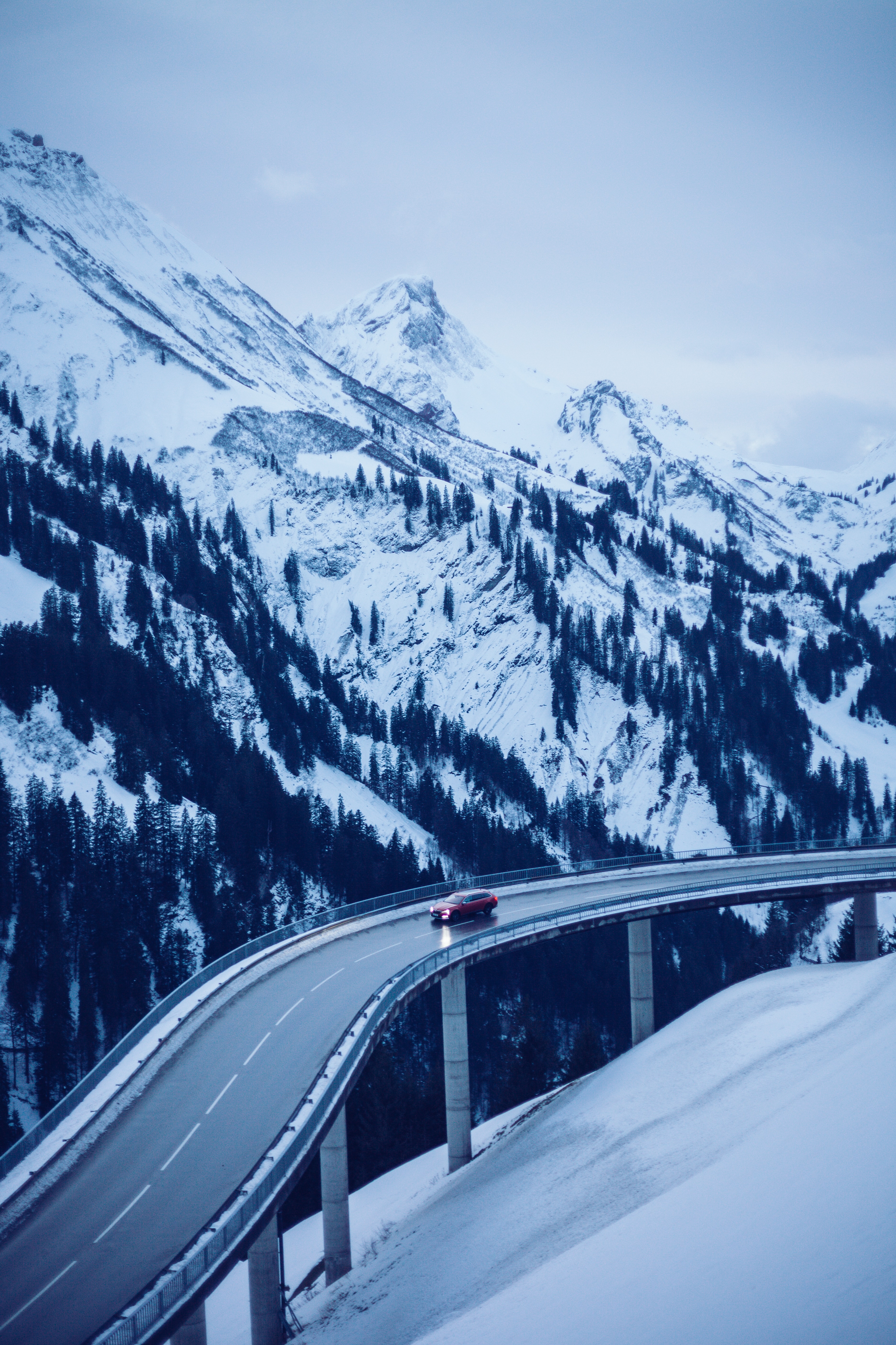 116108 descargar fondo de pantalla un coche, montañas, nieve, miscelánea, misceláneo, camino, máquina, puente: protectores de pantalla e imágenes gratis