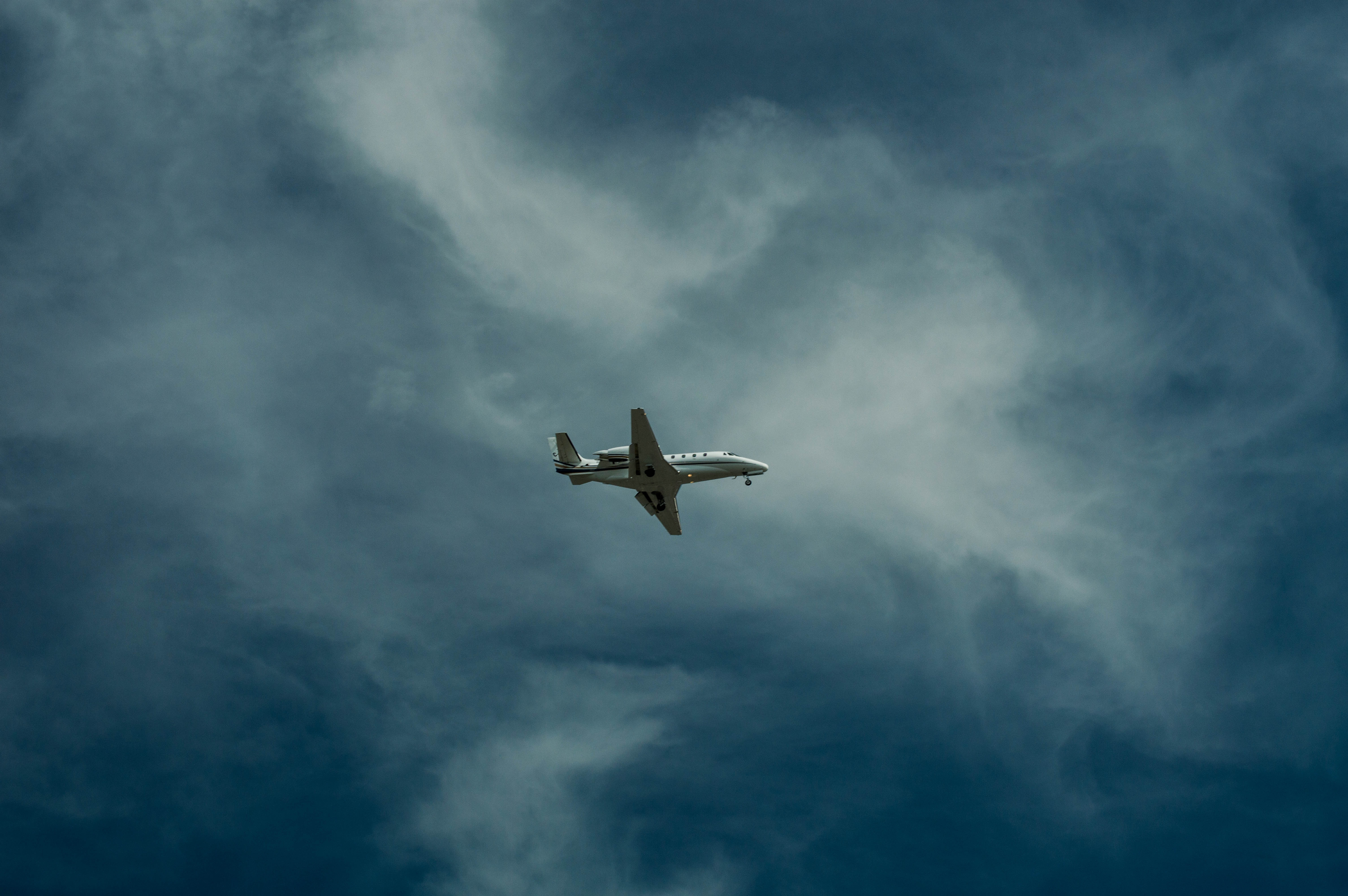 Самолет находящийся в полете преодолевает 140 метров. Самолет в небе. Cfvjktn DF yt,t. Обои самолет. Cfvjk`n d uyt,r.