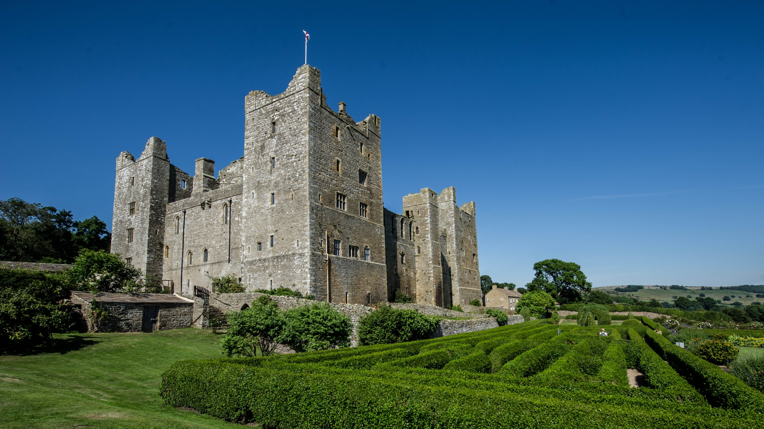 Поставь castle. Замок Болтон Йоркшир. Bolton Castle Болтон замок. Замок Килхурн, Шотландия. Замок Данвеган.