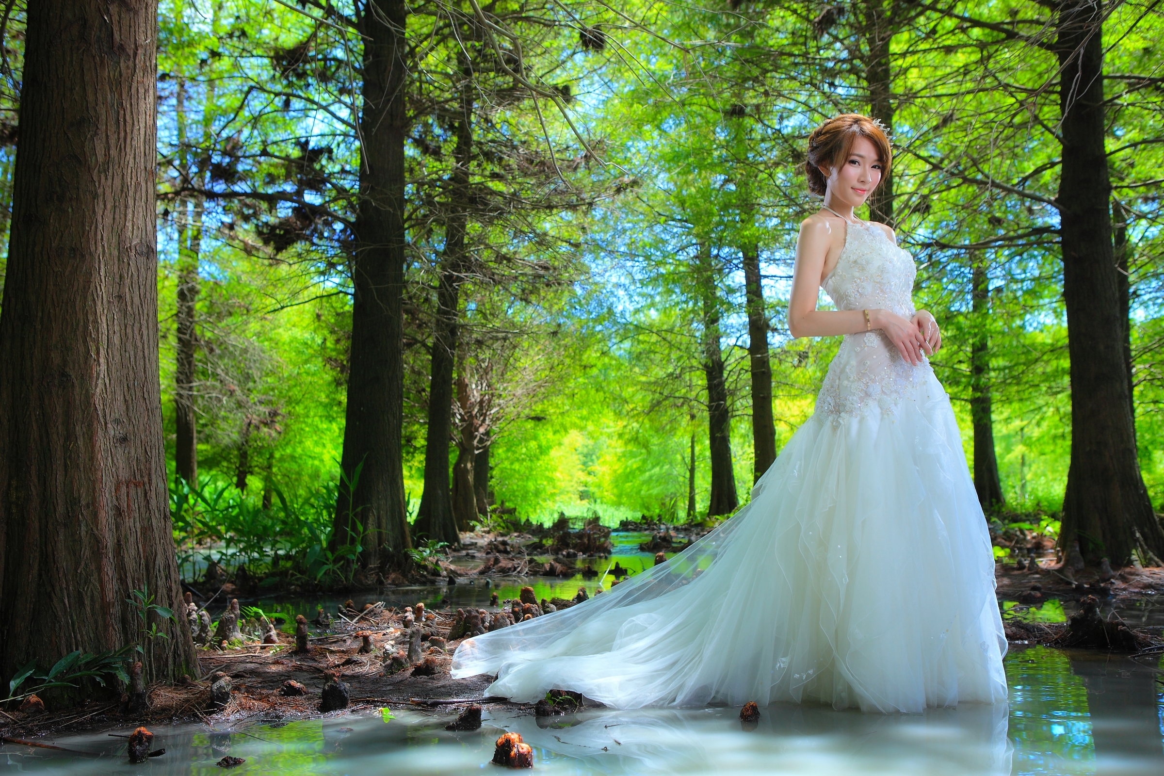 Свадебное платье в лесу