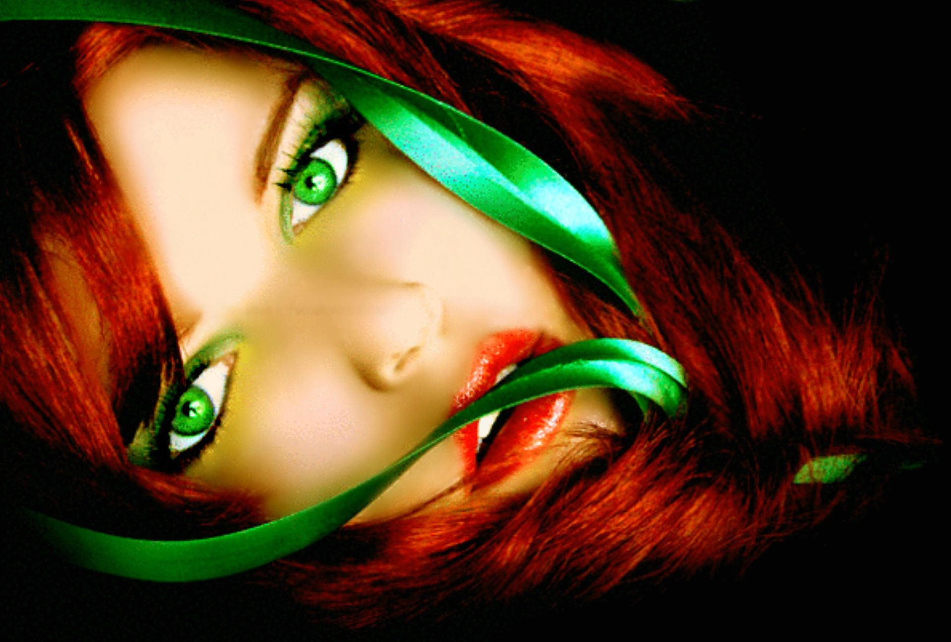 Красивая ведьма с зелеными глазами