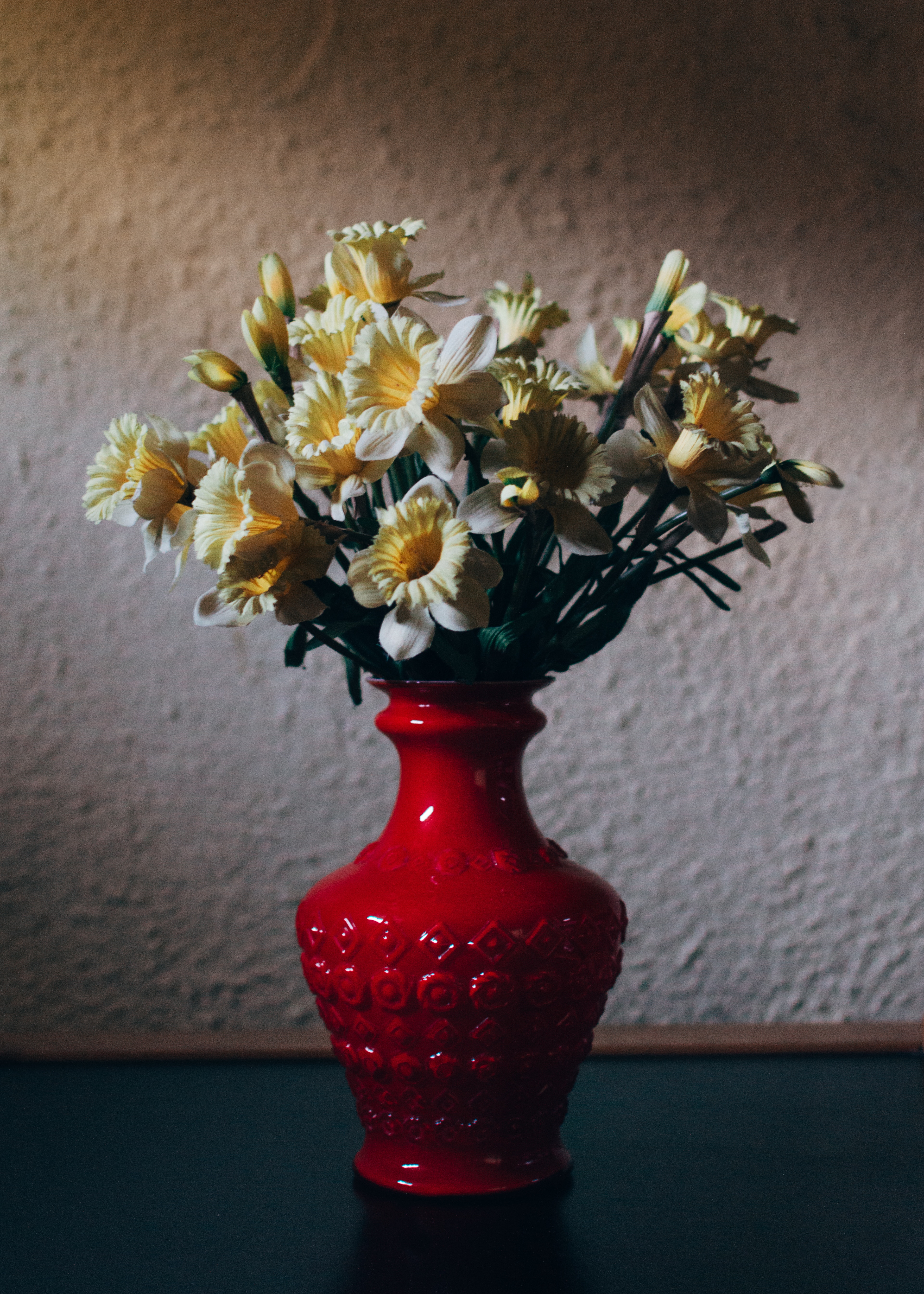 Handy-Wallpaper Vase, Blumen, Narzissen, Bouquet, Strauß kostenlos herunterladen.