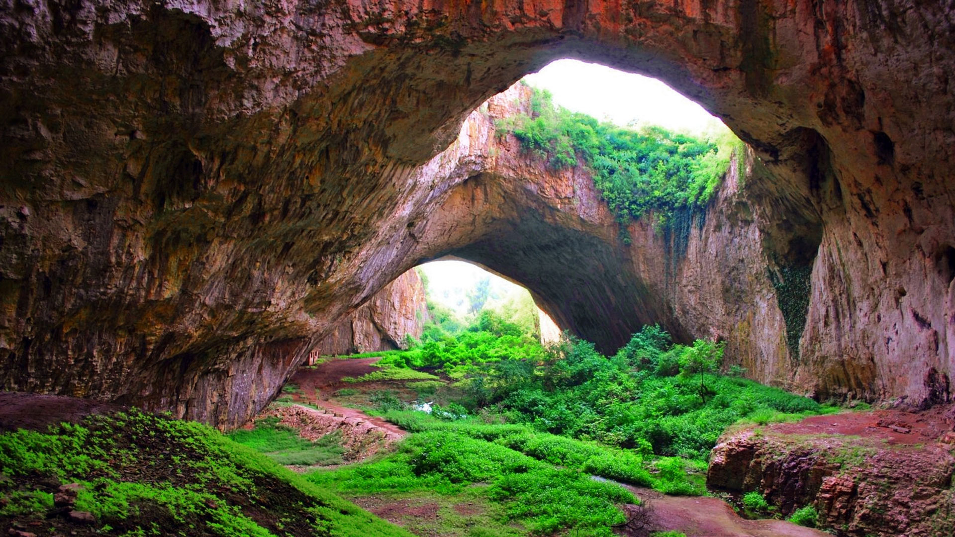Красивые места. Деветакская пещера. Деветашката пещера. Крушунские водопады и пещера Деветашка. Пещера Деветашка, провинция Ловеч, Болгария.