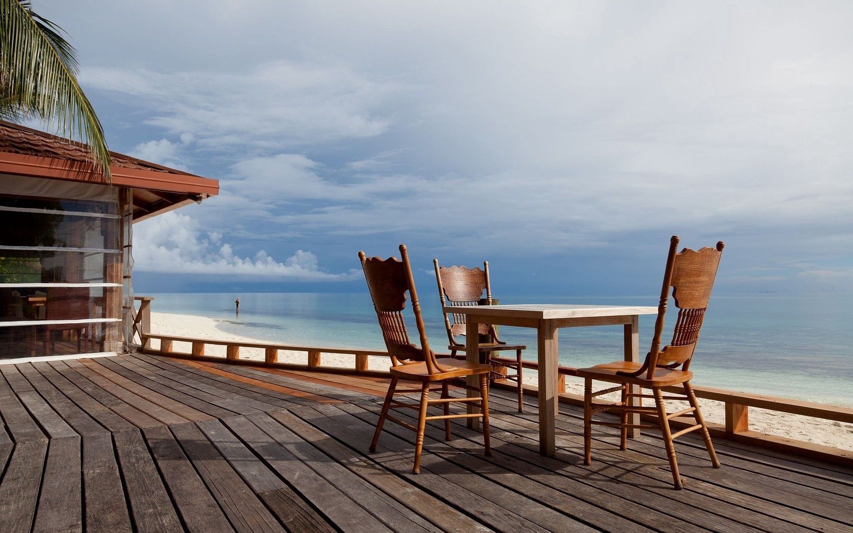 129244 скачать картинку терраса, стол, пляж, природа, берег, тропики, двор, стулья - обои и заставки бесплатно