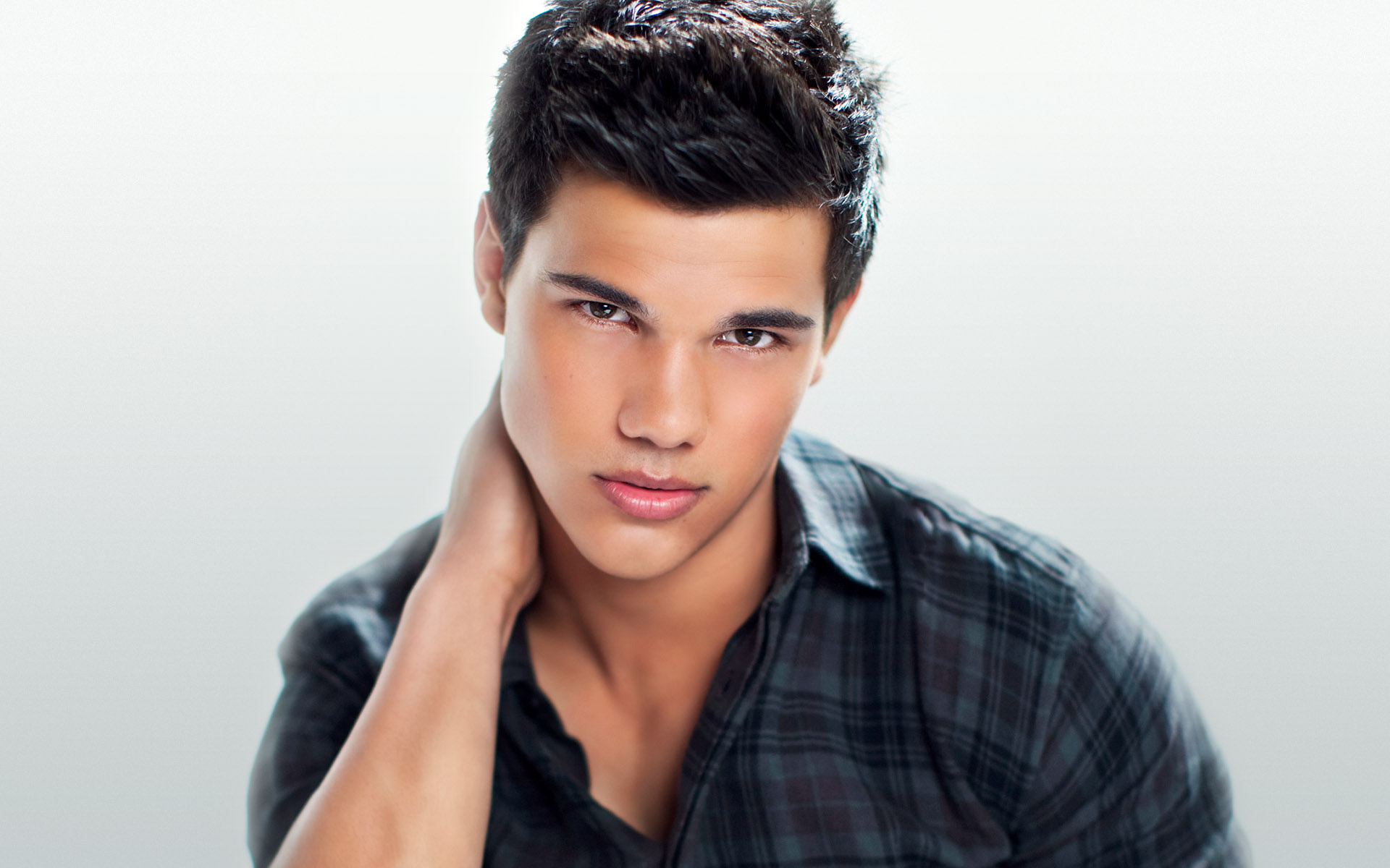Taylor Lautner  8k Backgrounds