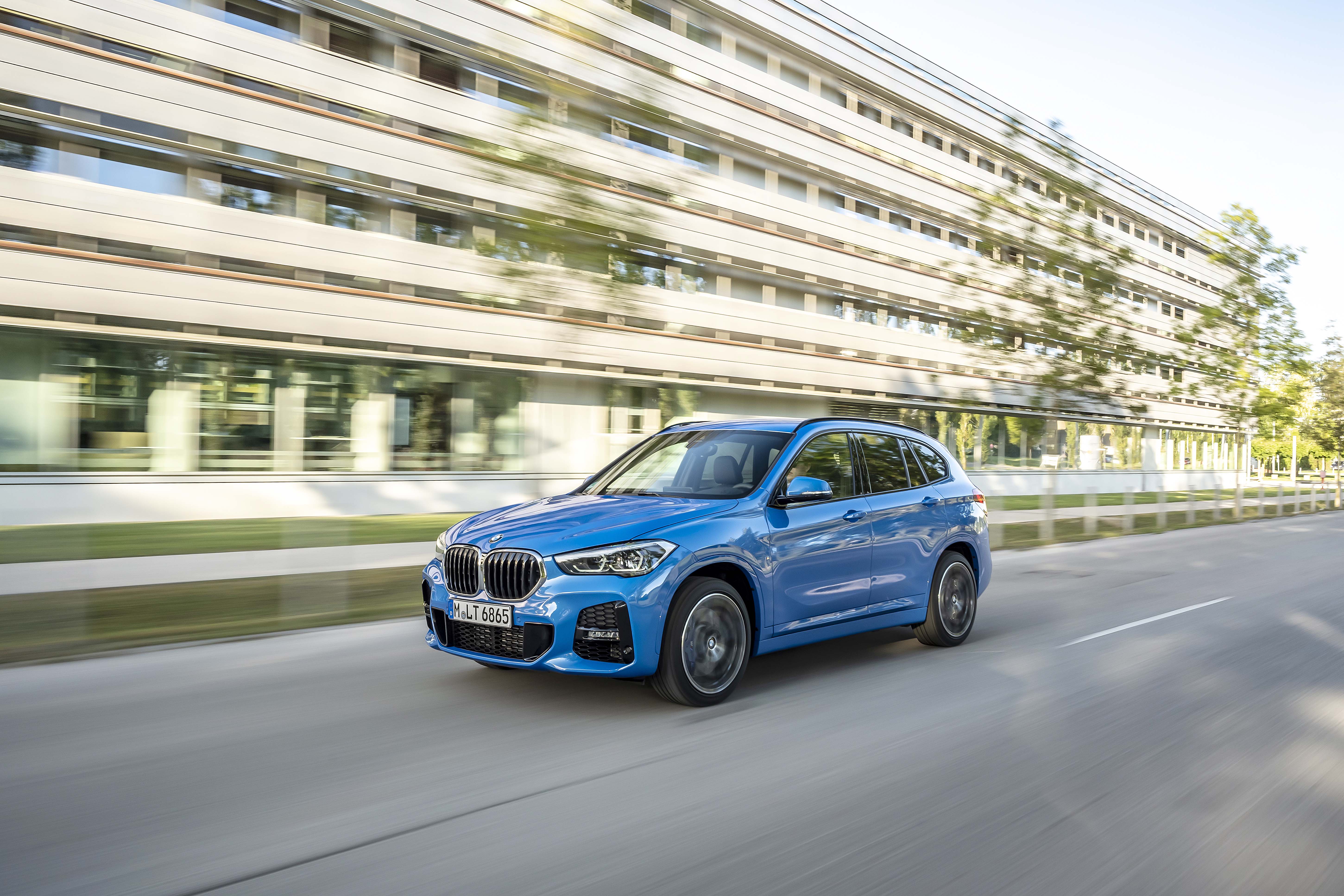 J m sport. БМВ x1 2020. BMW x1 20i m Sport. BMW x1 m Sport 2019. БМВ х1 синяя.